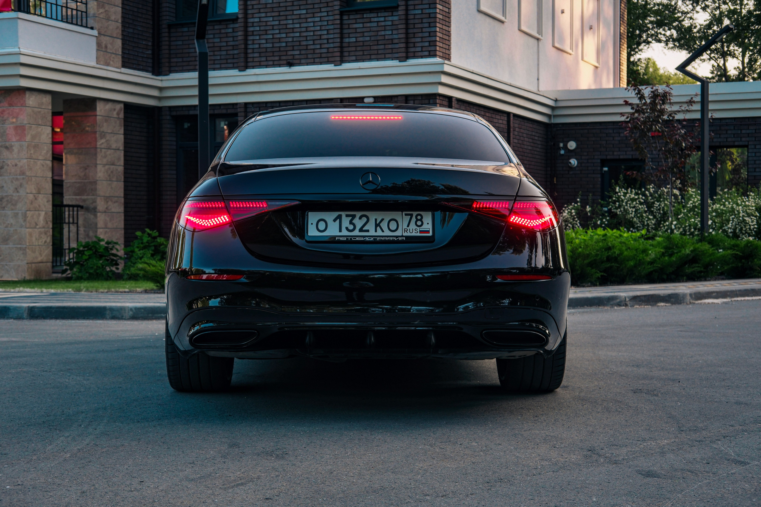 Профессиональная фотосессия Mercedes-Benz S-класс в&nbsp;Новосибирске. Автомобильный фотограф Чанчин Владимир: детальные снимки кузова, интерьера и&nbsp;динамики. Съемка автомобиля для продажи