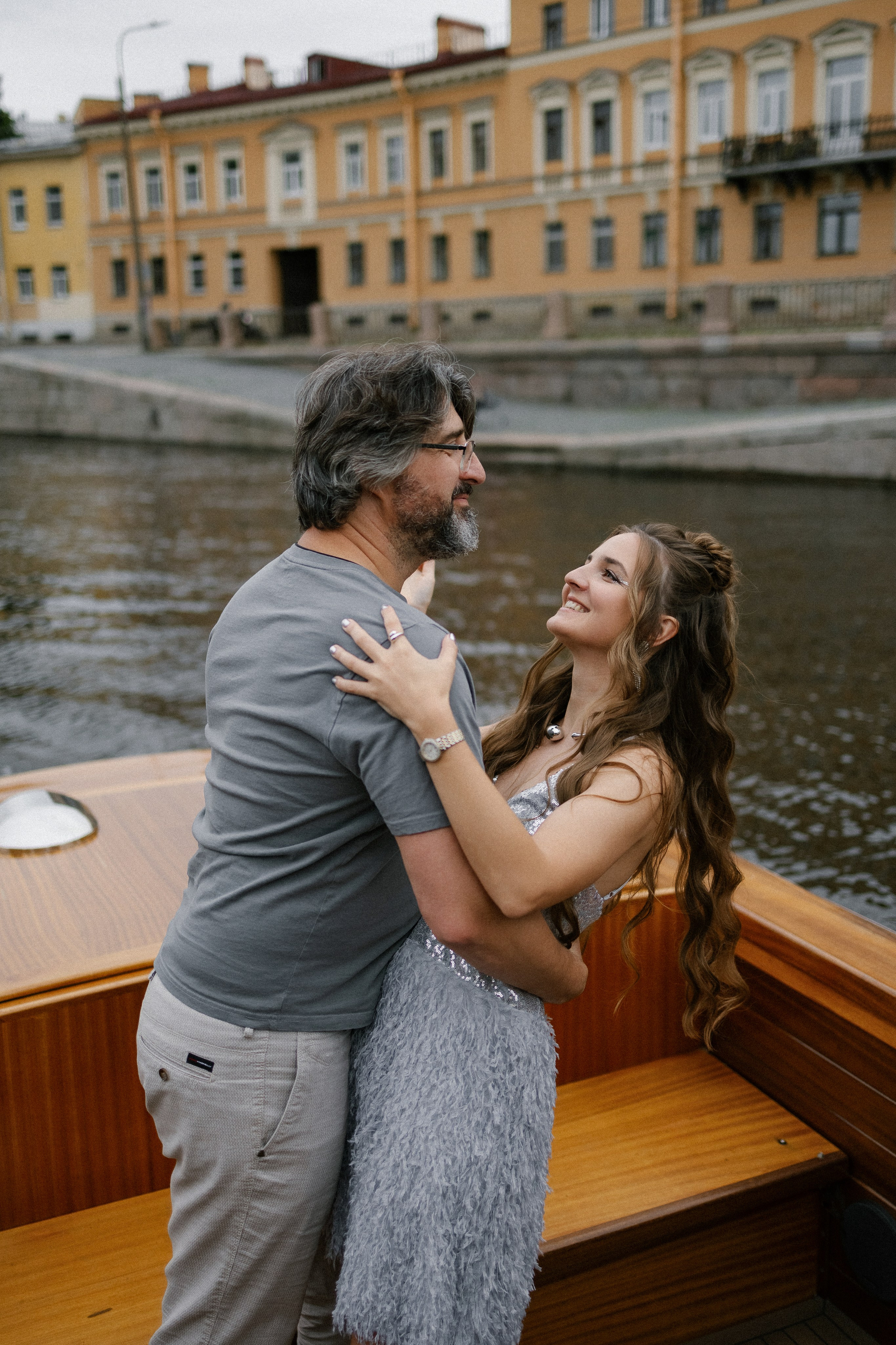 Прогулка на венецианском катере. Свадебный фотограф в Санкт-Петербурге Ксения Кобышева