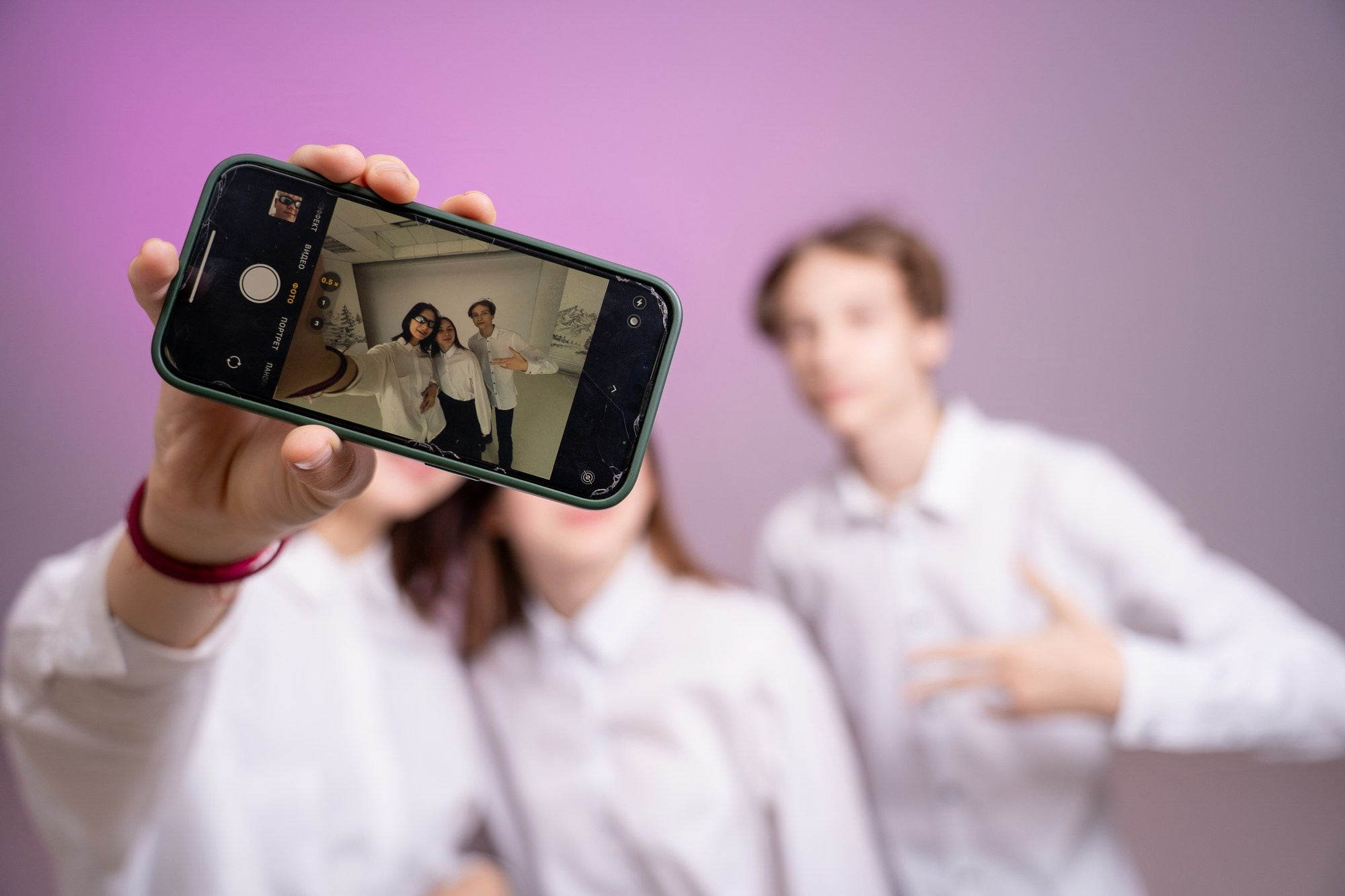 Фотосессия в школе с цветными фильтрами. СИГМА | Студия выпускных альбомов Красноярск