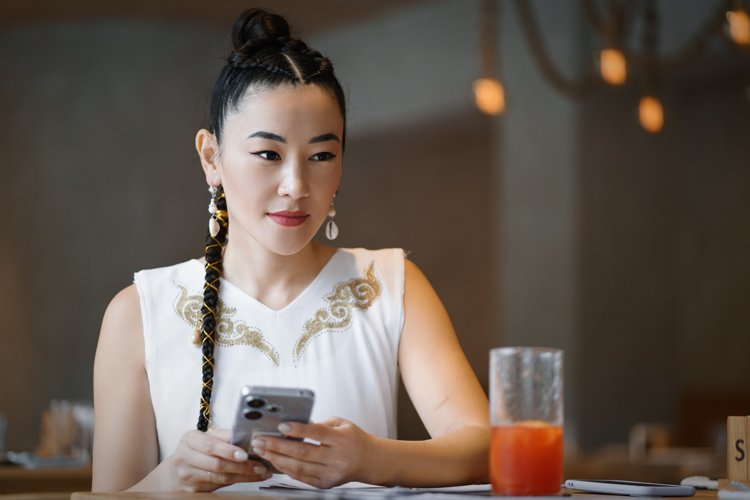 В ресторане Рерих. Выездной фотограф-видеограф в Республике Алтай Солоны Куюкова