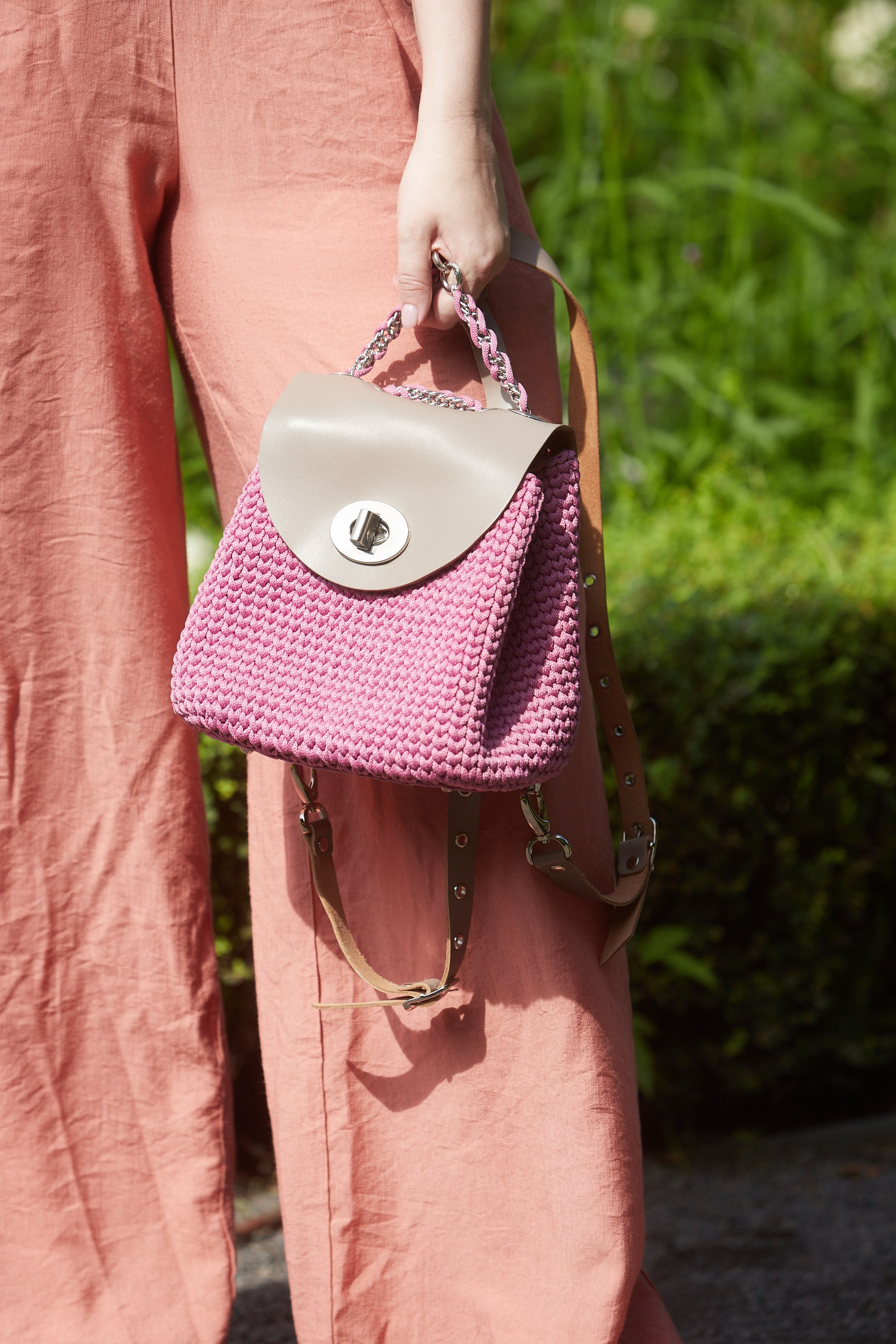 Девушка в розовом вязаном платке.