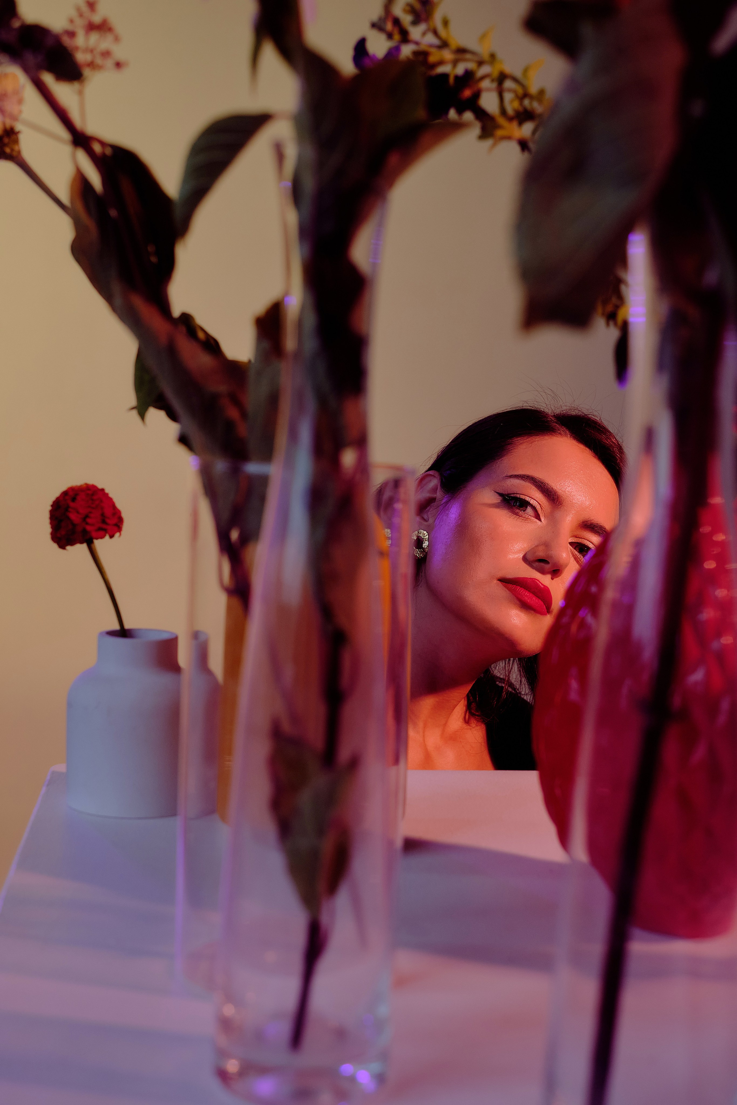 Индивидуальная съёмка в Твери, портреты я цветным светом, атмосферно, рефы с цветным светом