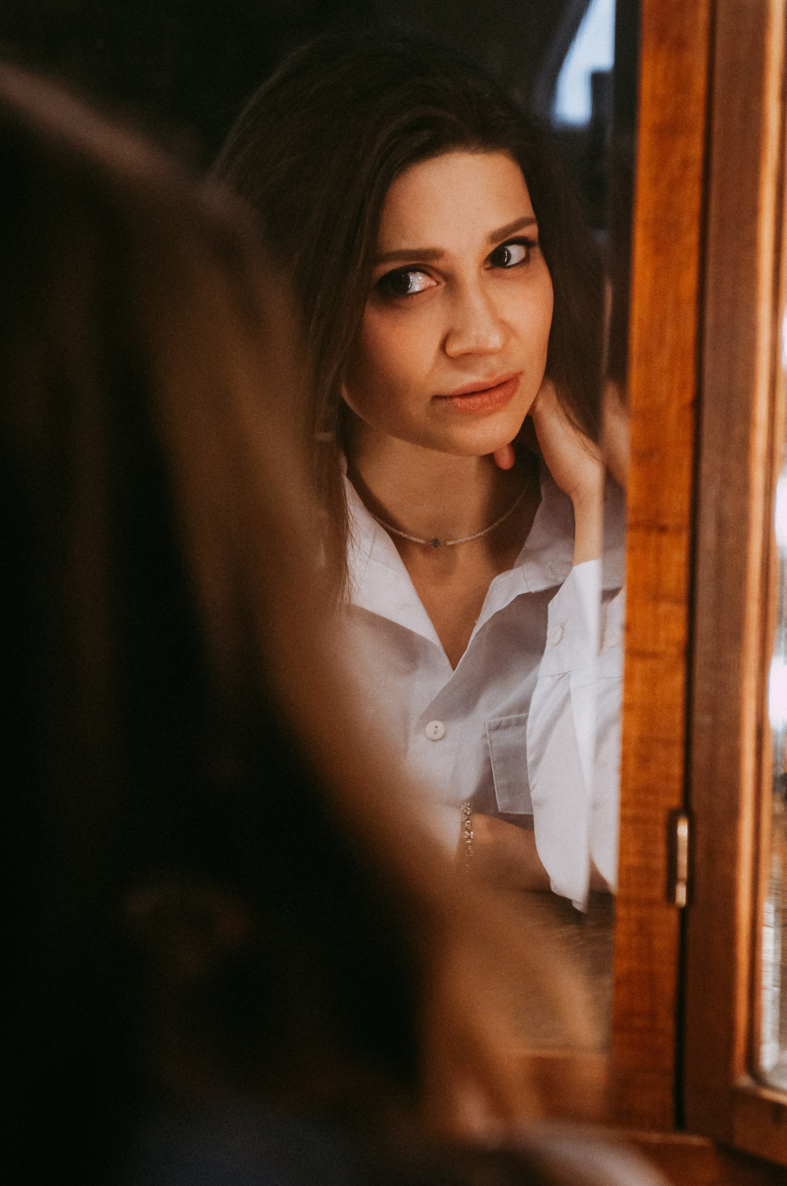 портрет девушки, отражение в зеркале