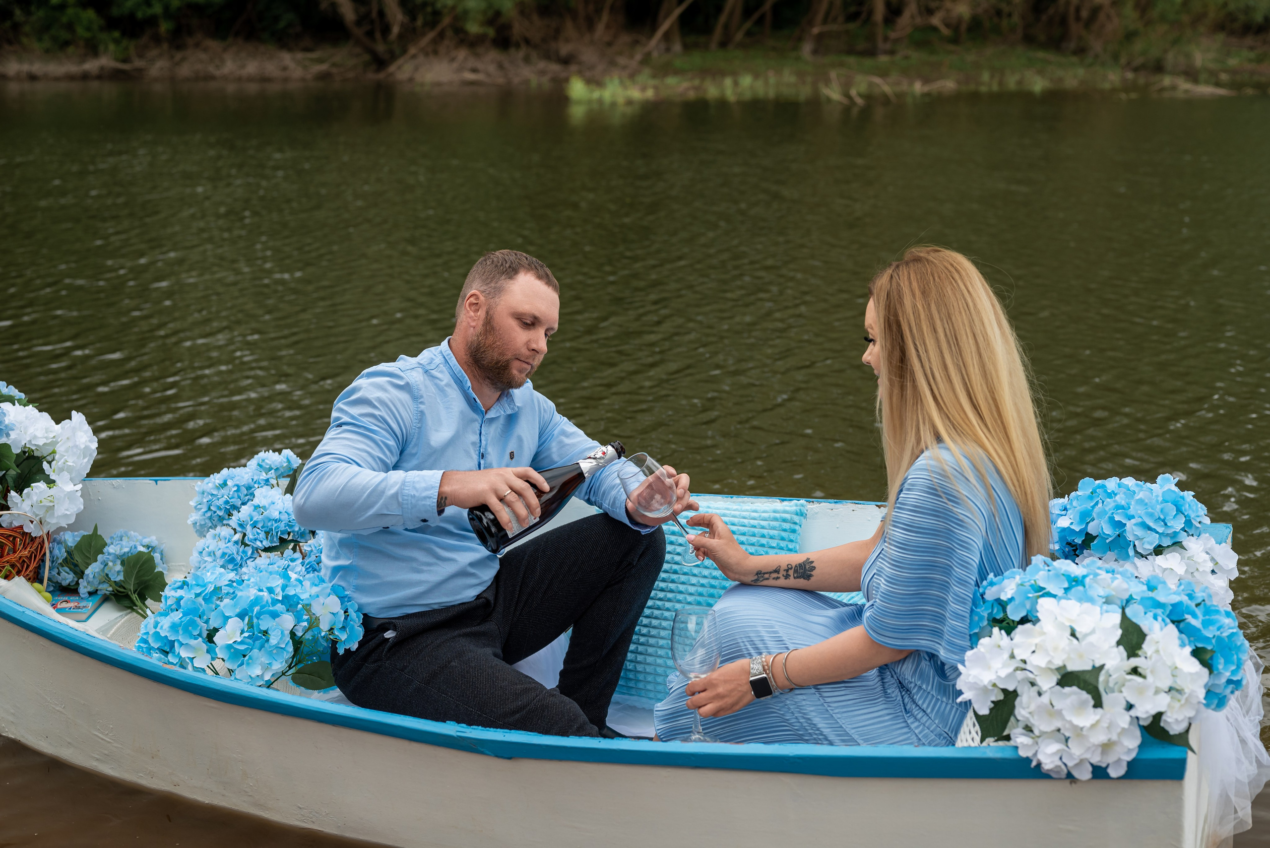 Фотопроект на лодке с голубыми гортензиями. Фотограф в городе Салават