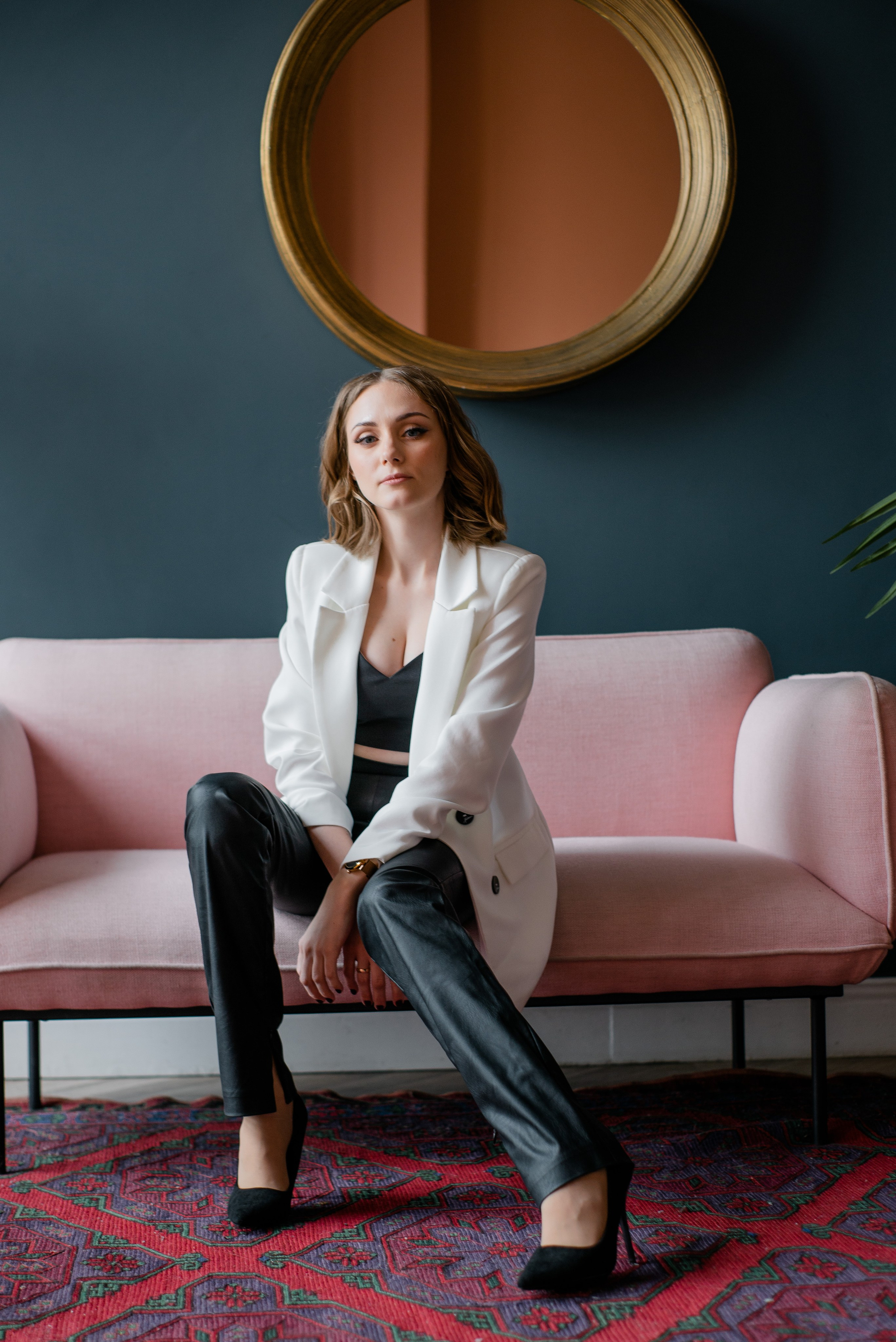 Девушка сидит на диване