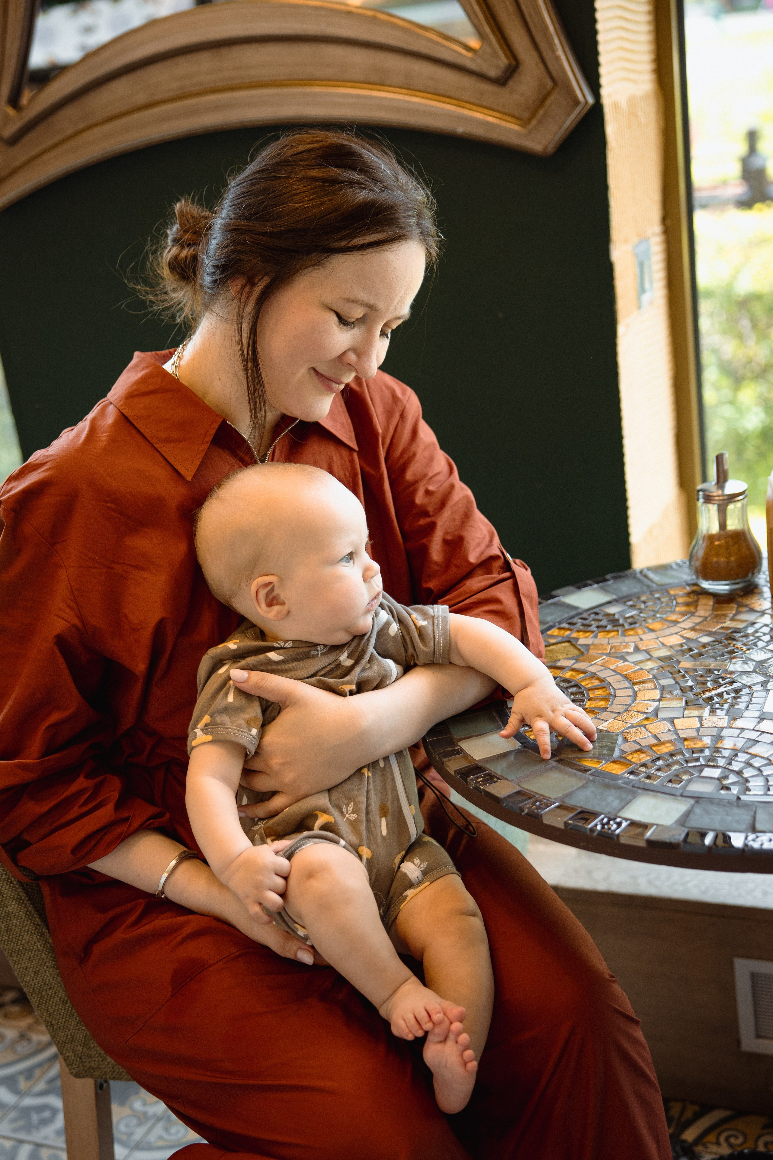 Настя с сыном у Alma-Mater. Ваш семейный newborn и lifestyle фотограф в СПБ Наталья Журавлева