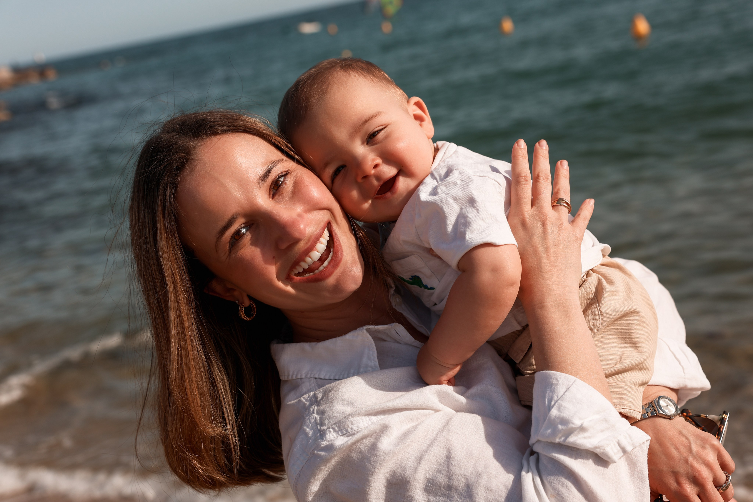 Family pizza at the sea. Natalia Zhuravleva|family, newborn, maternity photographer in Barcelona