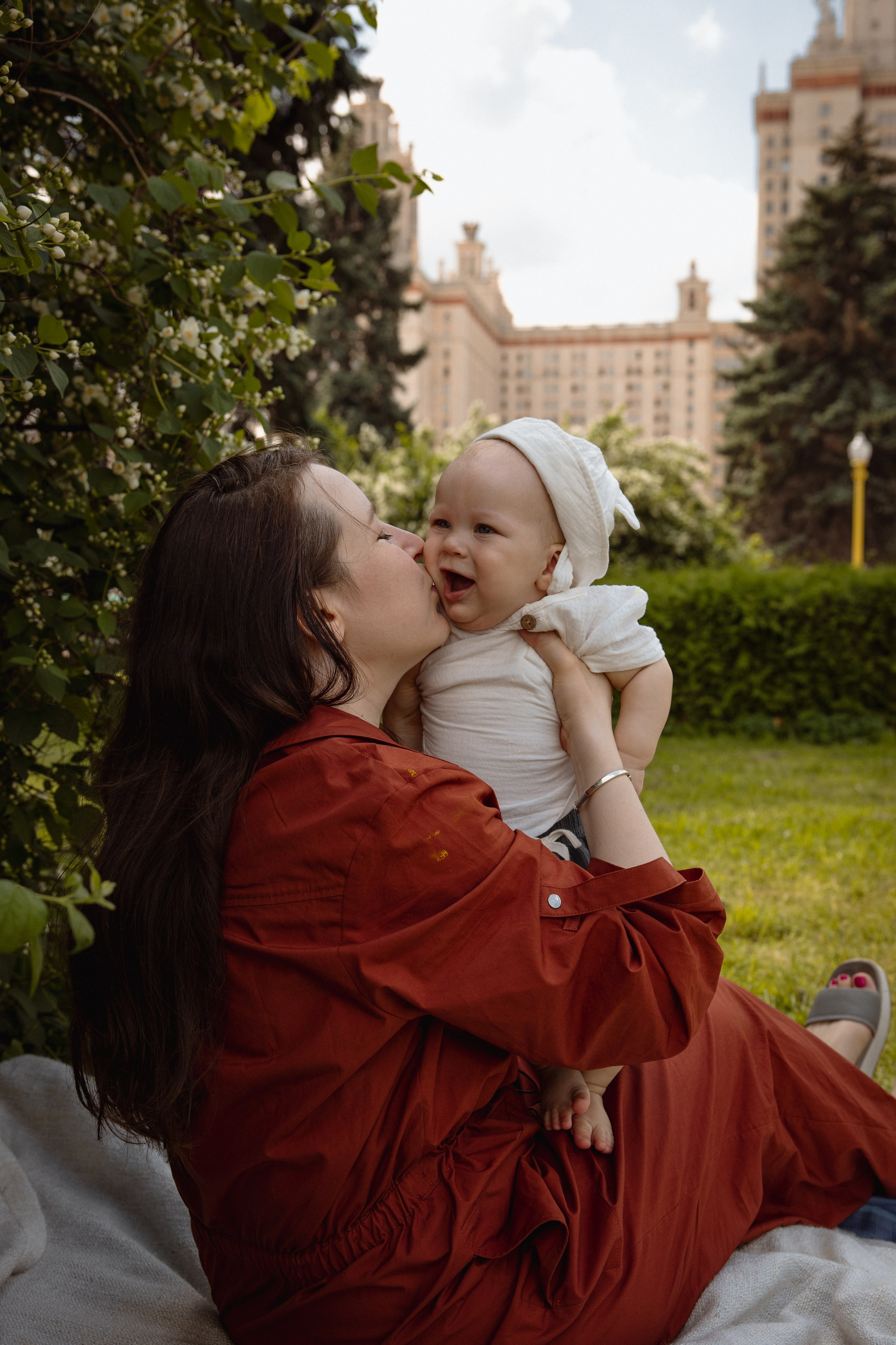 Настя с сыном у Alma-Mater. Ваш семейный newborn и lifestyle фотограф в СПБ Наталья Журавлева