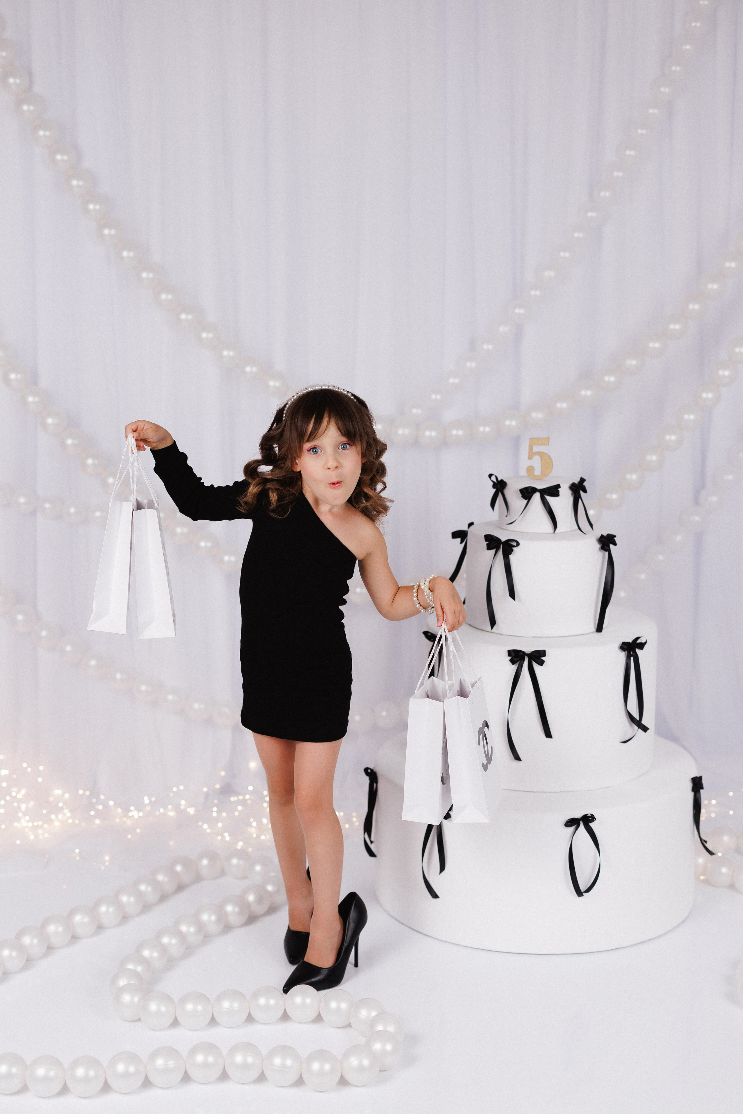 Фотосессия к дню рождения с большим тортом, в детской фотостудии «Антураж», город Краснодар. Семейный и детский фотограф в Краснодаре Анна Трашкова