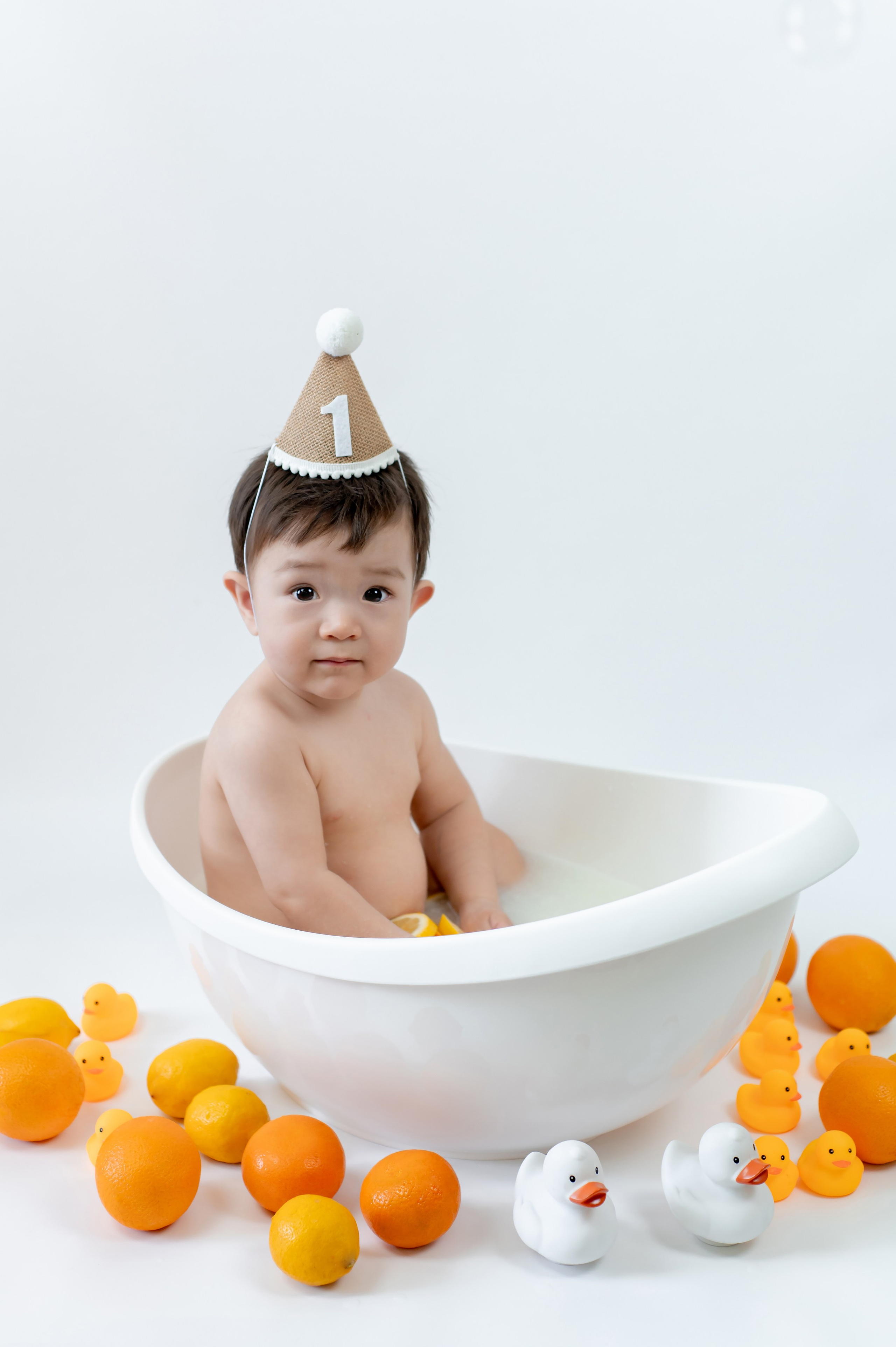 Купание в ванночке. Детский и семейный фотограф Эльмира Веселова. Детская фотостудия Мира. Фотосессия на годик