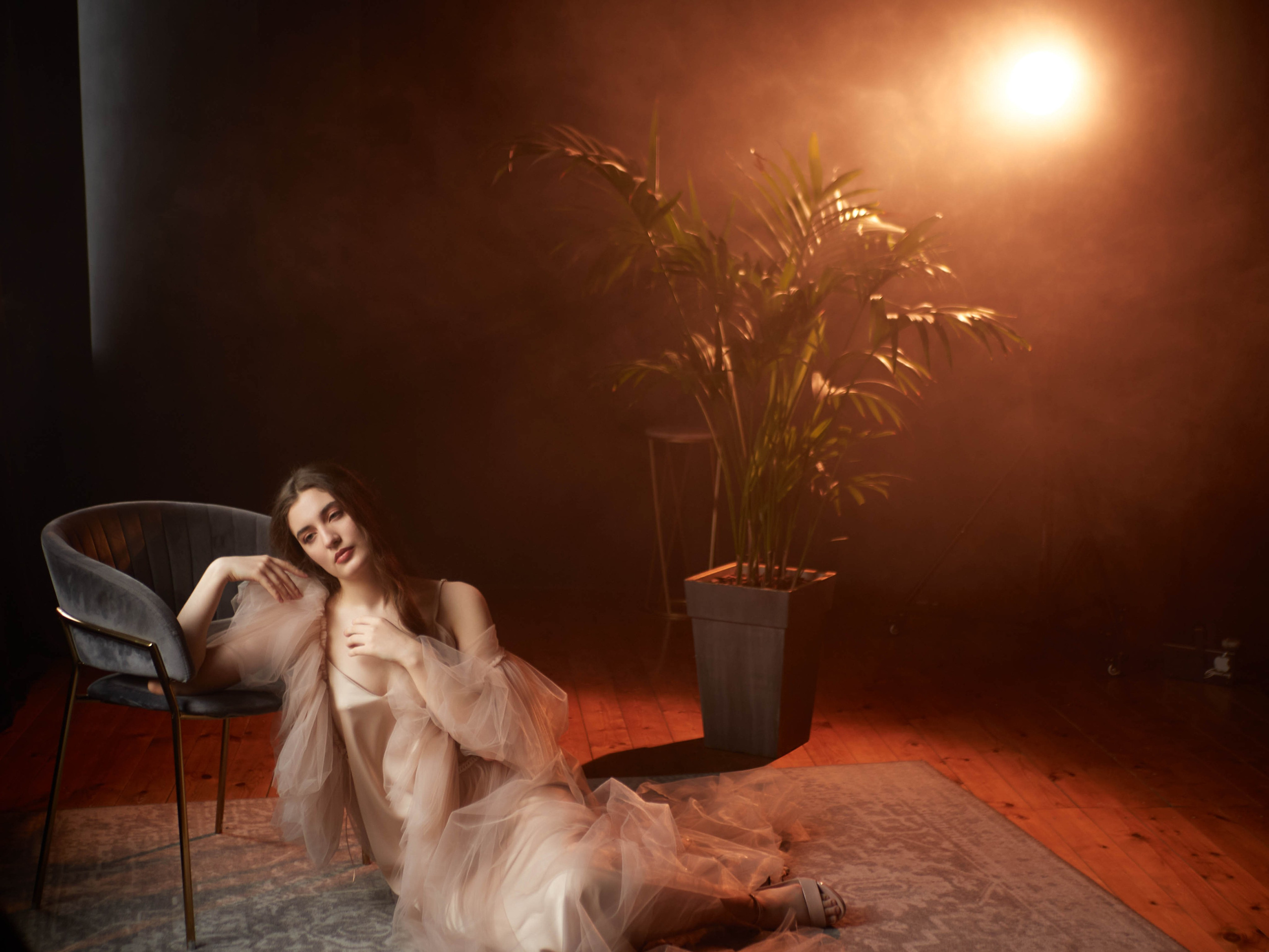 Нежная фотосессия в студии с дымом