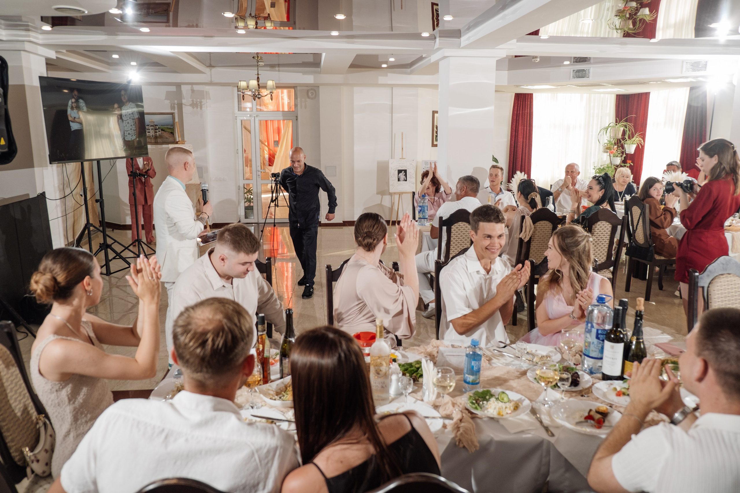 Свадебный ретопртаж. Профессиональная фотосъемка в Крыму. Натуральные эмоции и живые кадры. Забронируйте дату прямо сейчас!