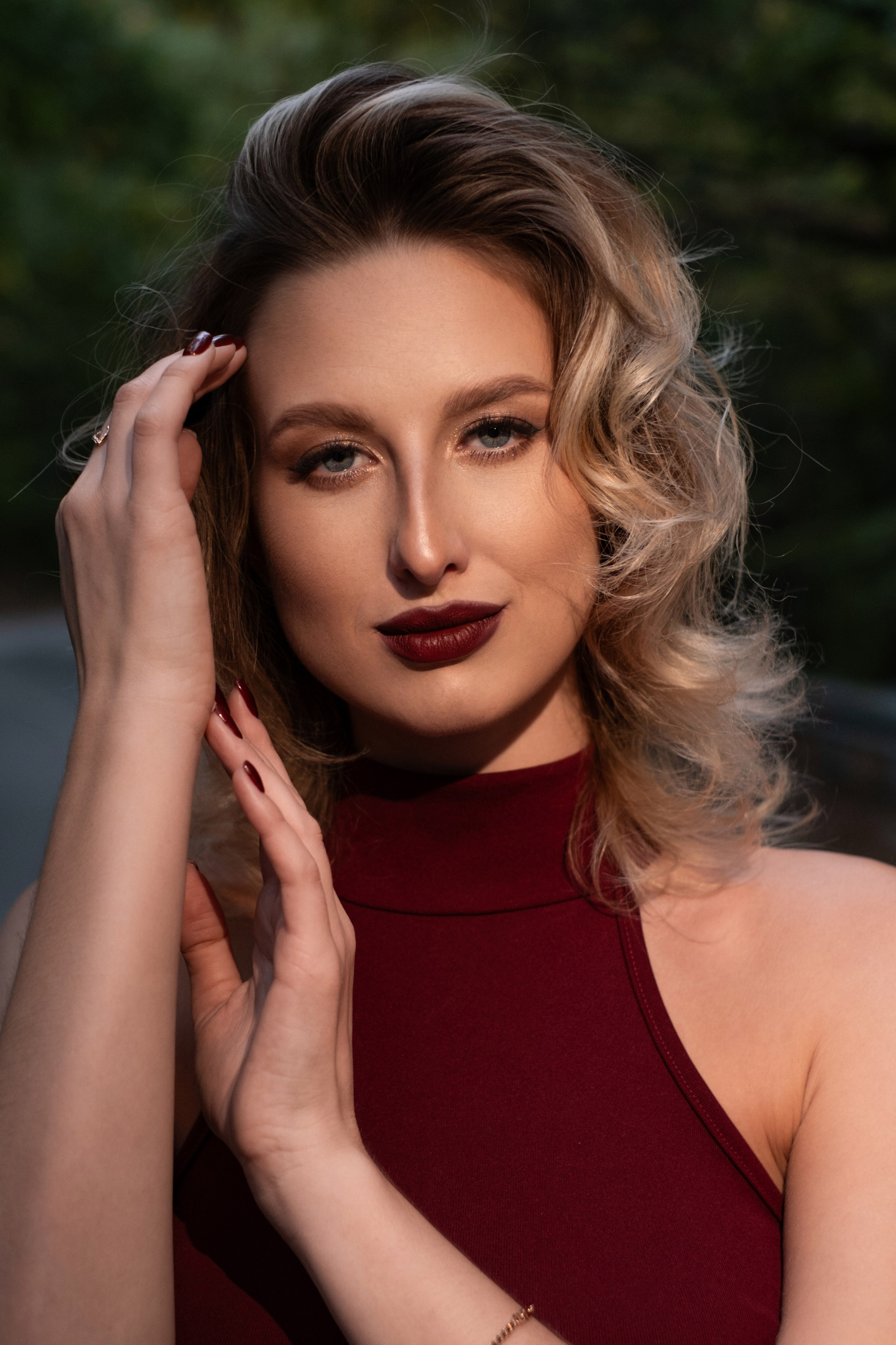 Дарья в центре города и осеннем лесу. Профессиональная фотосъемка в Крыму. Натуральные эмоции и живые кадры. Забронируйте дату прямо сейчас!