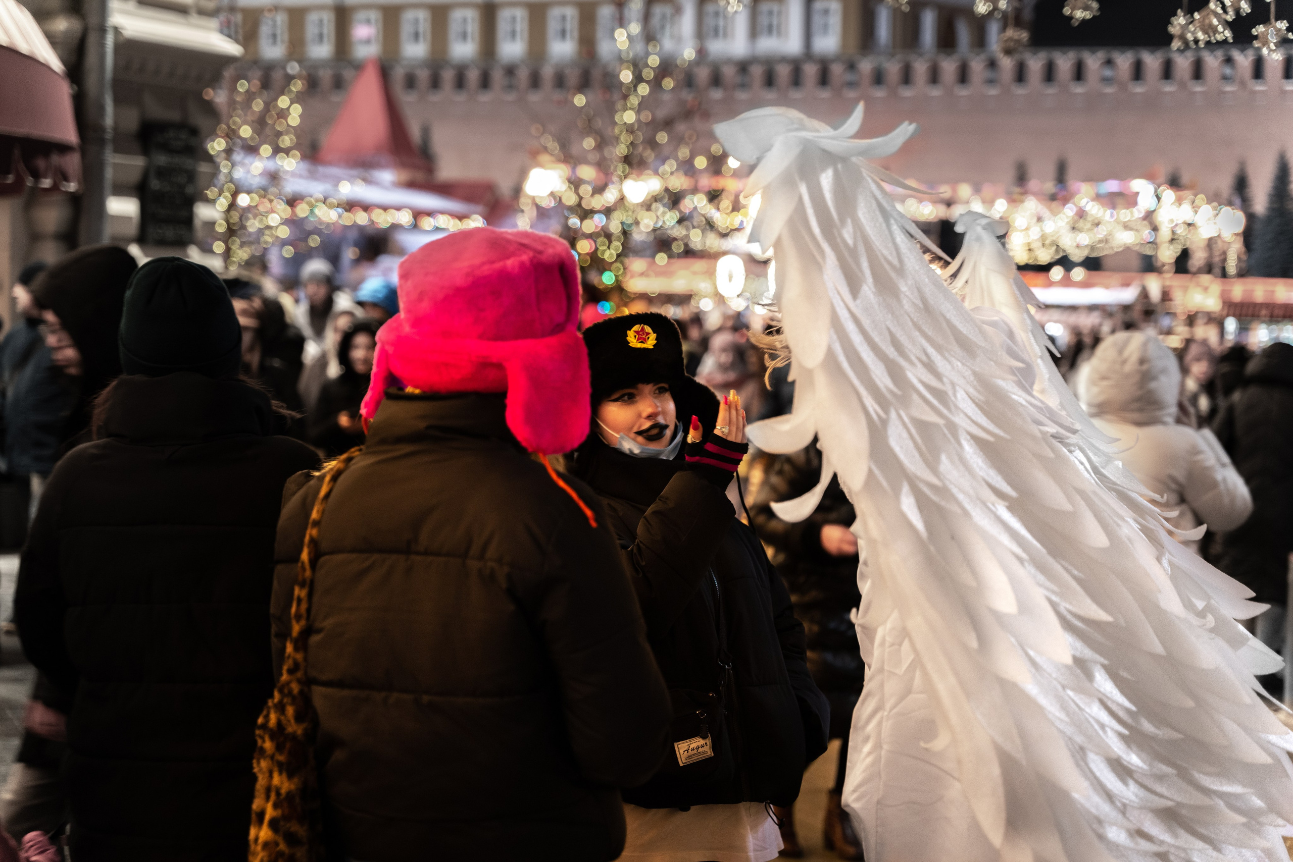 УЛИЦЫ. ПОБУДЬ ЗДЕСЬ И ЦЕЛЕЕ БУДЕТ ЭТОТ МИР