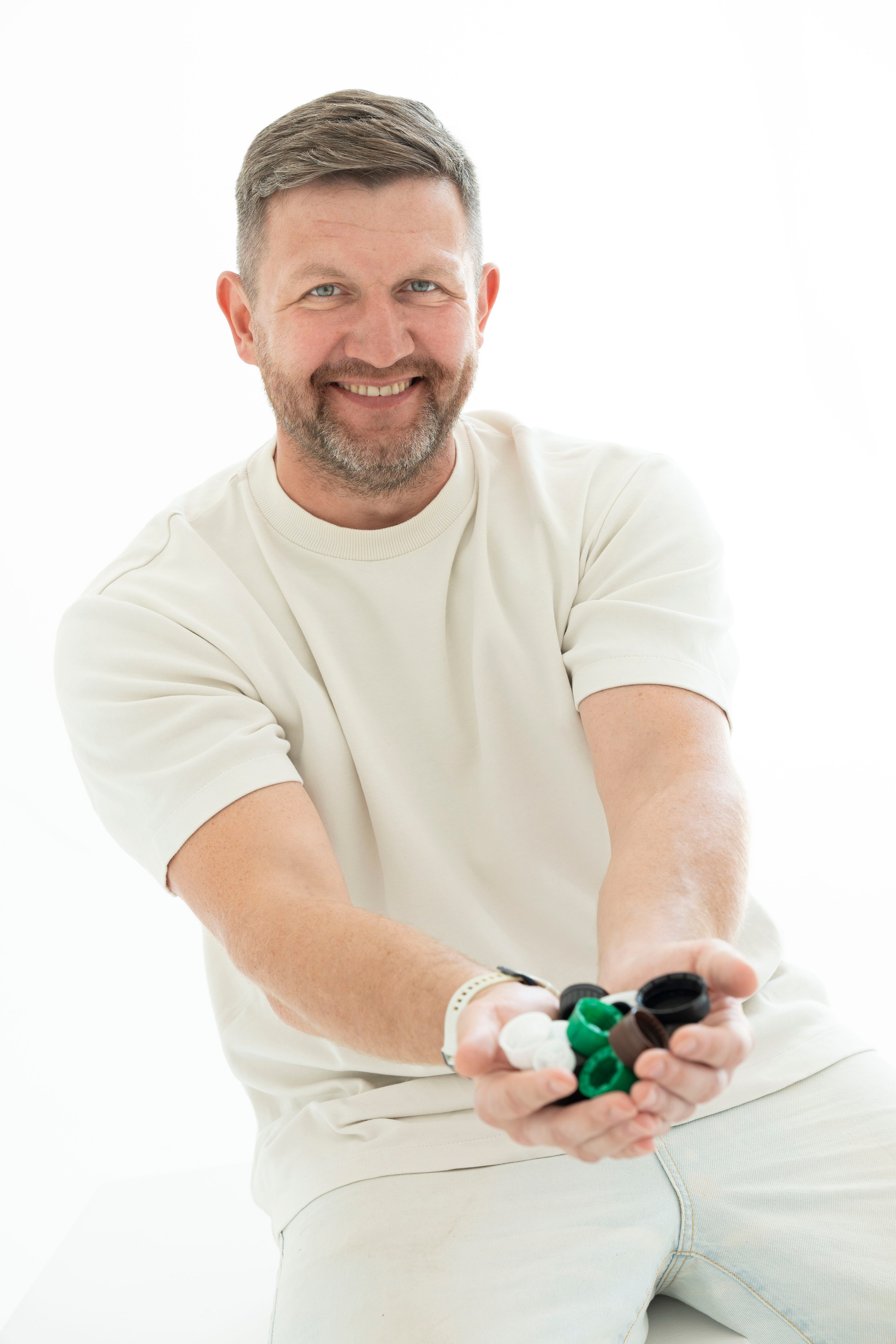 Артем. Владелец компании по производству пластиковой тары. Главная