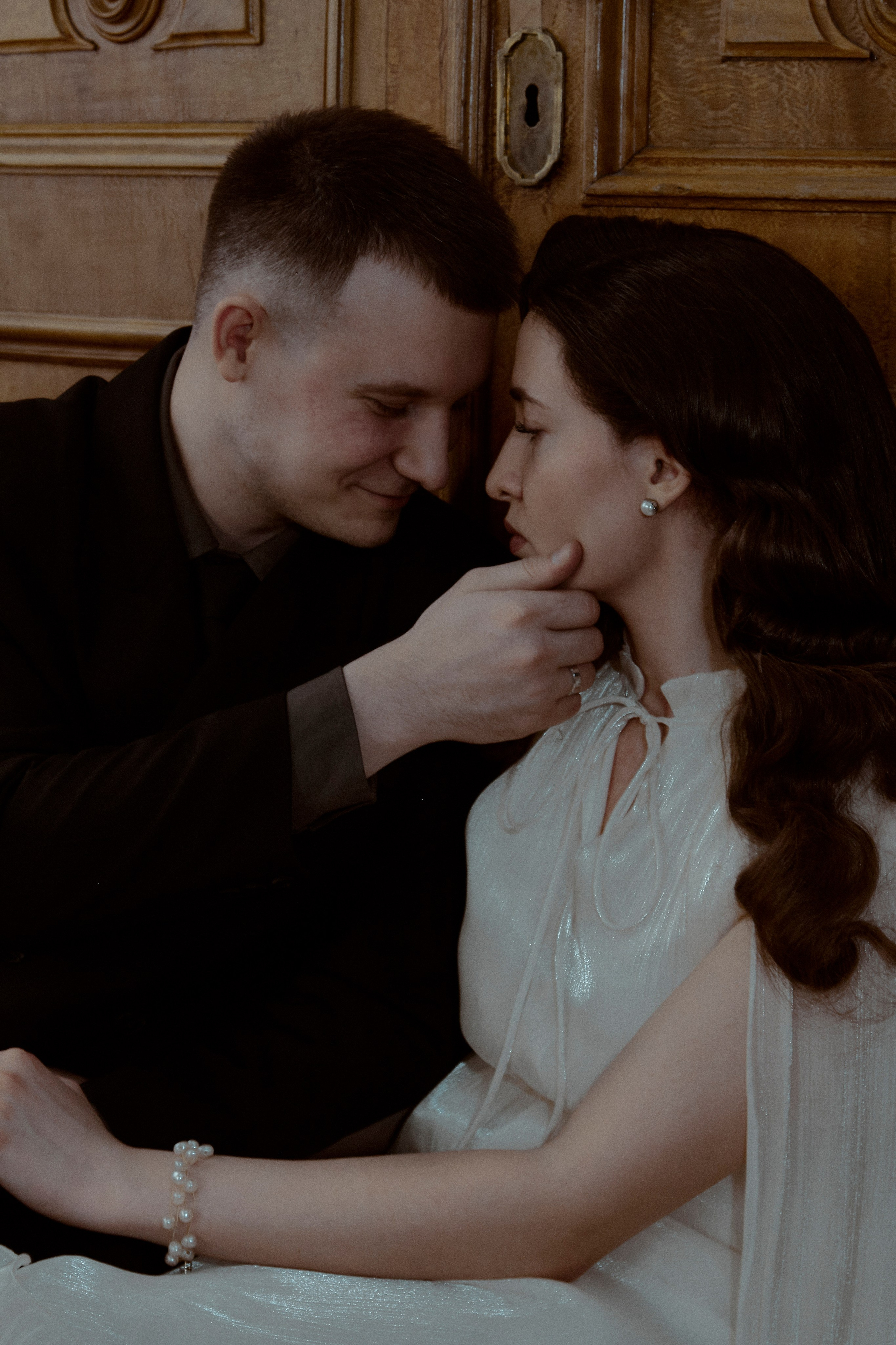 Свадебное лавстори в стенах библиотеки им. Пушкина. Свадебный фотограф в Москве Приятелева Ангелина