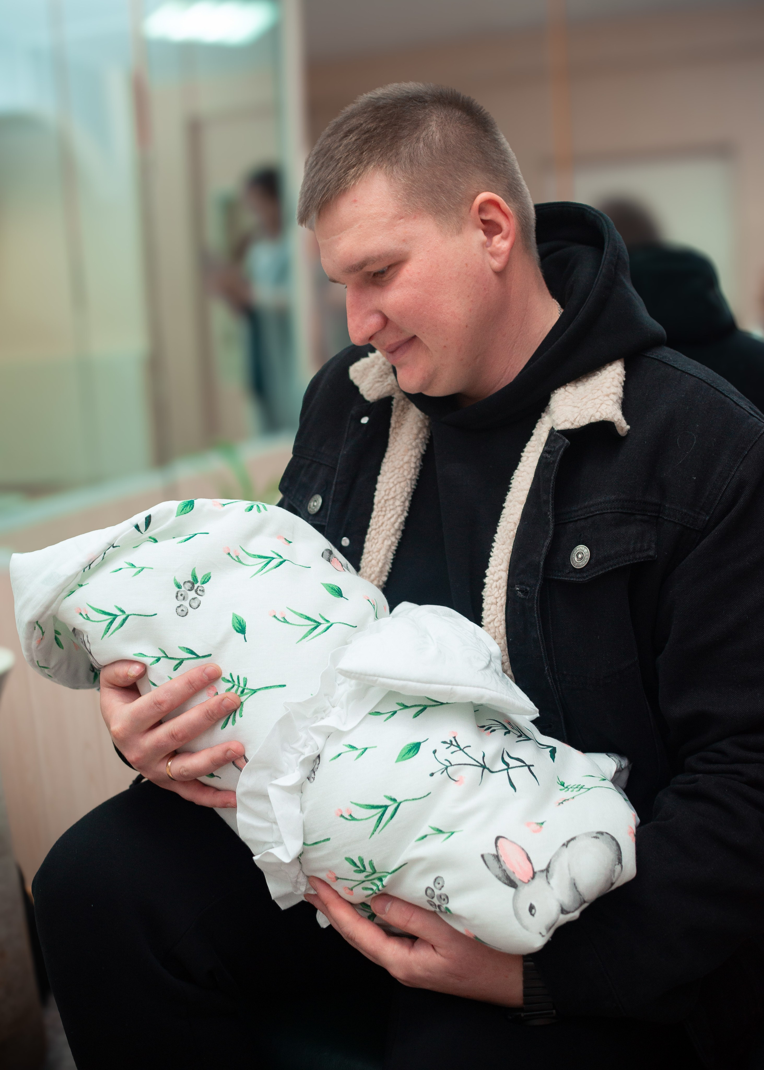 Выписка Егора Областной роддом. Семейный фотограф на выписку из роддома и крещение Минск Настя Гришук