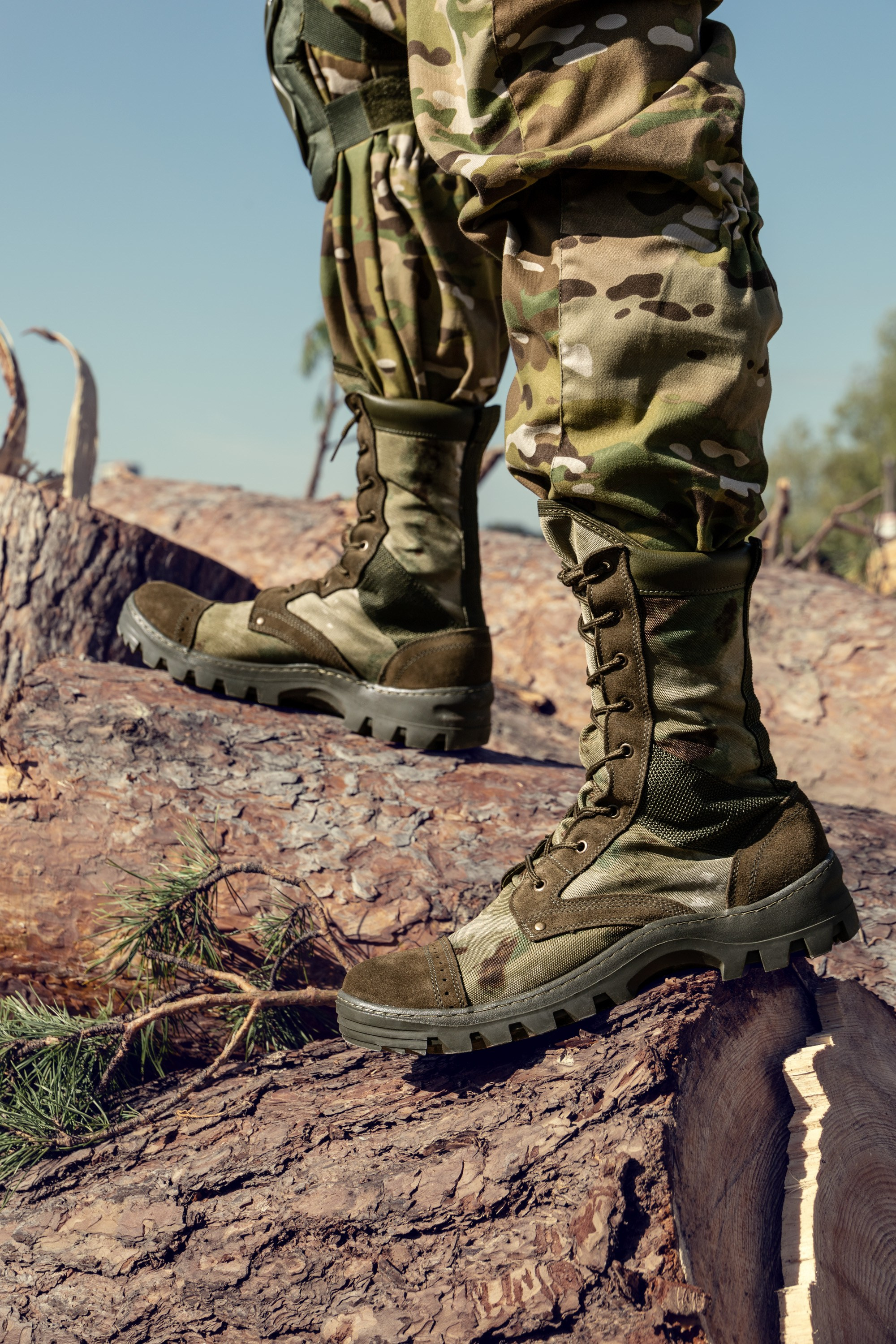 Берцы с камуфляжным принтом на ноге в движении | Съемка для рекламного баннера