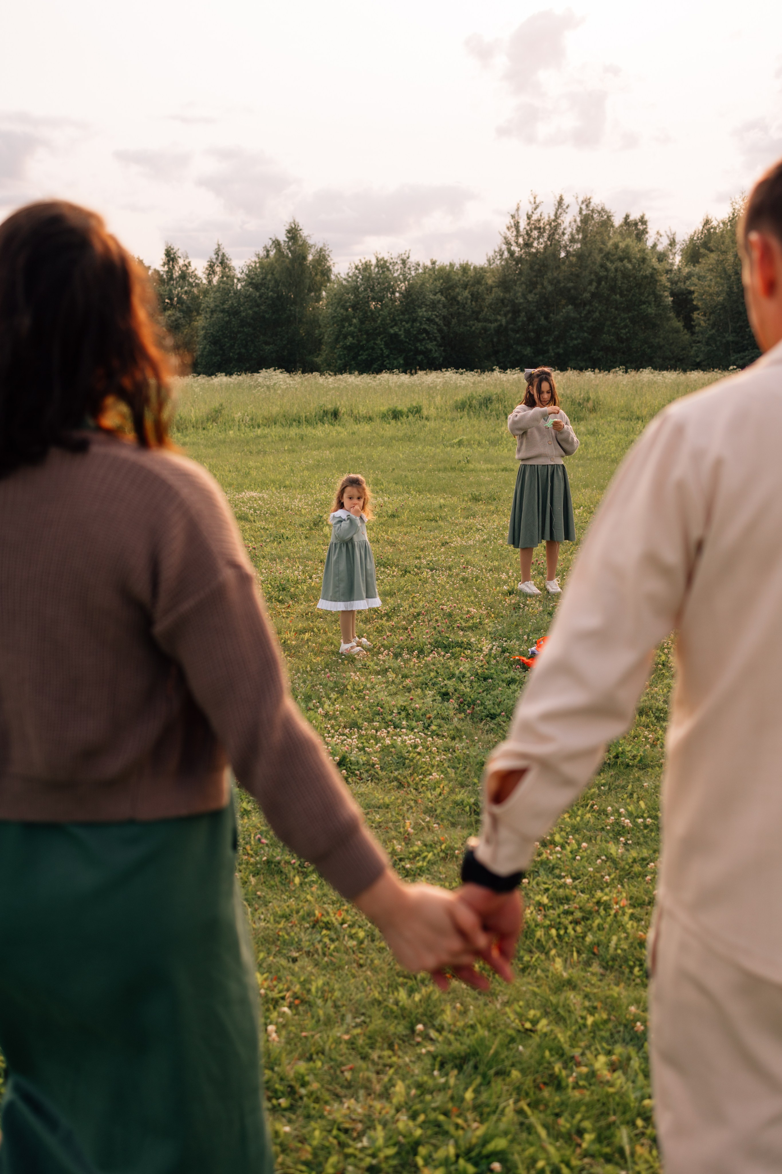 Анна, Марчелло, Настенька и Влада в поле. Фотограф Москва Светлана Кирюшина