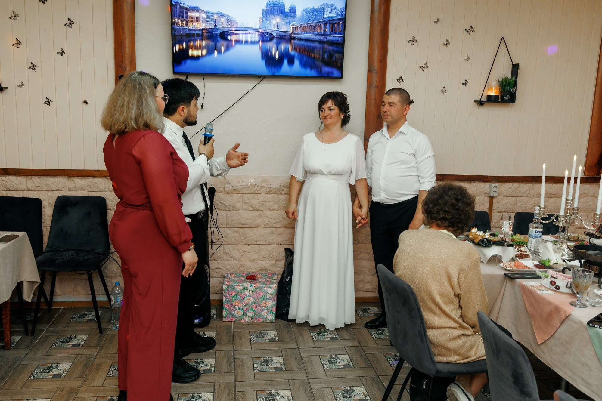 Илья и Виктория свадебный банкет в кафе. Свадебный и семейный фотограф в г. Волхов Алексей Кочерыжкин