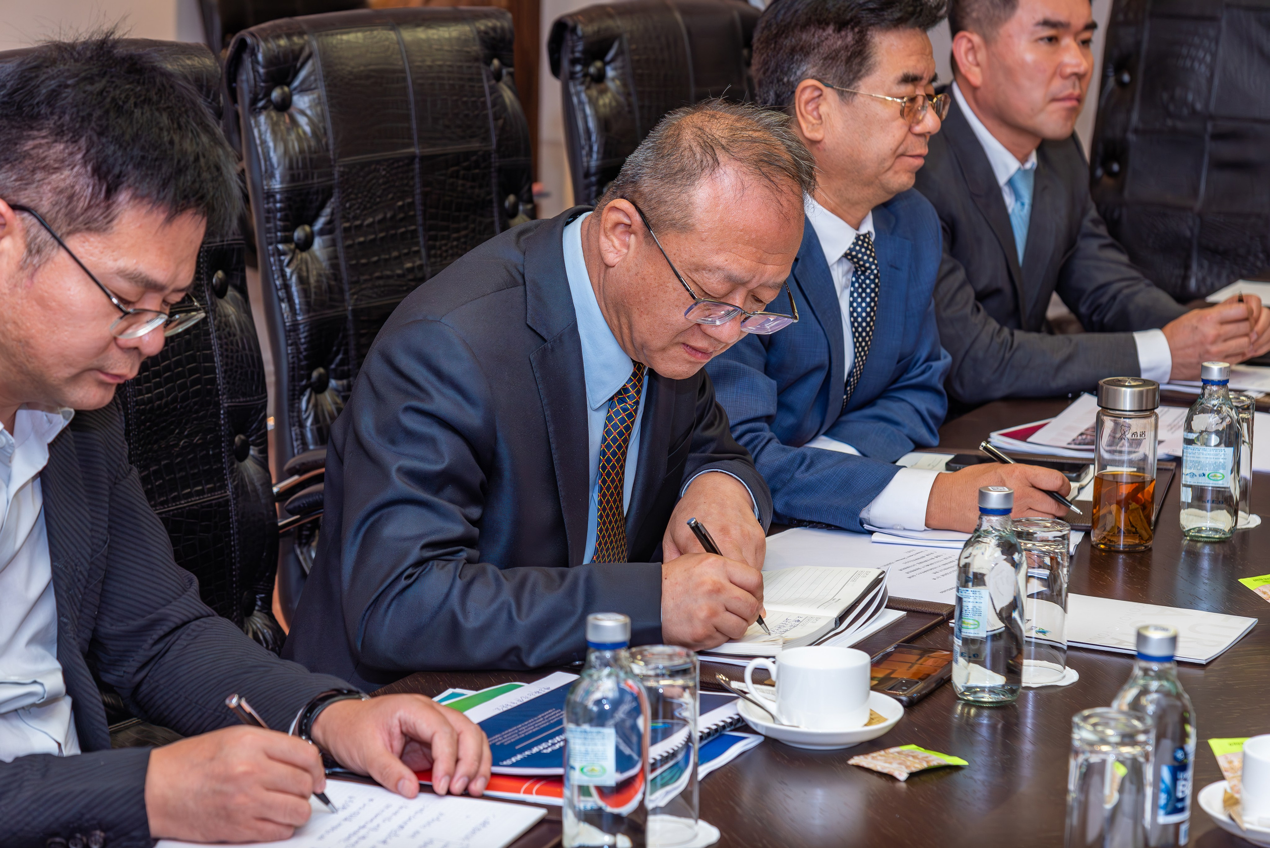 Репортажная фотосъемка для бизнеса, рекламные проекты, выставки, конференции. &nbsp;Стоимость:&nbsp; &nbsp; &nbsp;(7 000р./час)   (2 часа&nbsp;— 12 000р.)   (&nbsp;3 часа&nbsp;— 15 000р.)     (6 часов&nbsp;— 25 000р.)   (&nbsp;полный&nbsp; день 10 часов&nbsp;— 35 000р.)  Быстрая обработка фото   (Готовность фото от&nbsp;1 до&nbsp;4 дней)&nbsp;