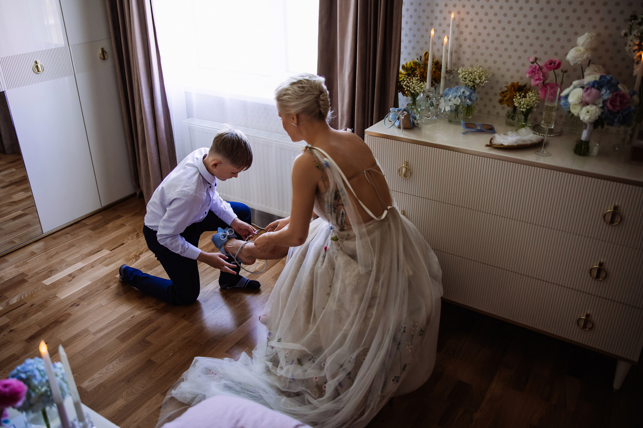 Сын обувает маме свадебные туфли