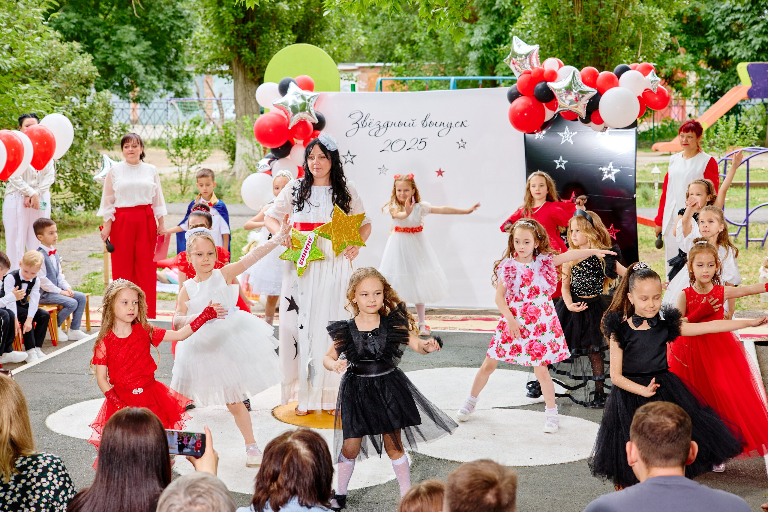 Выпускной 45 сад. Фотограф Выпускные альбомы Таганрог Сергей Коробченко