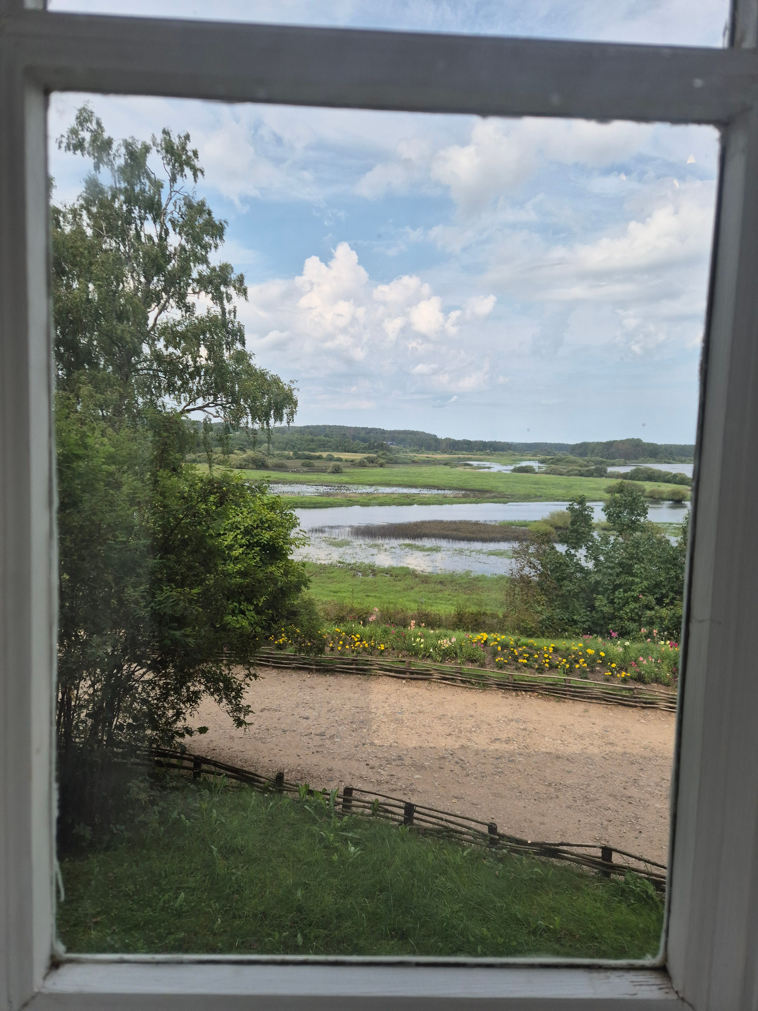 Вид на луга и озеро Кучане