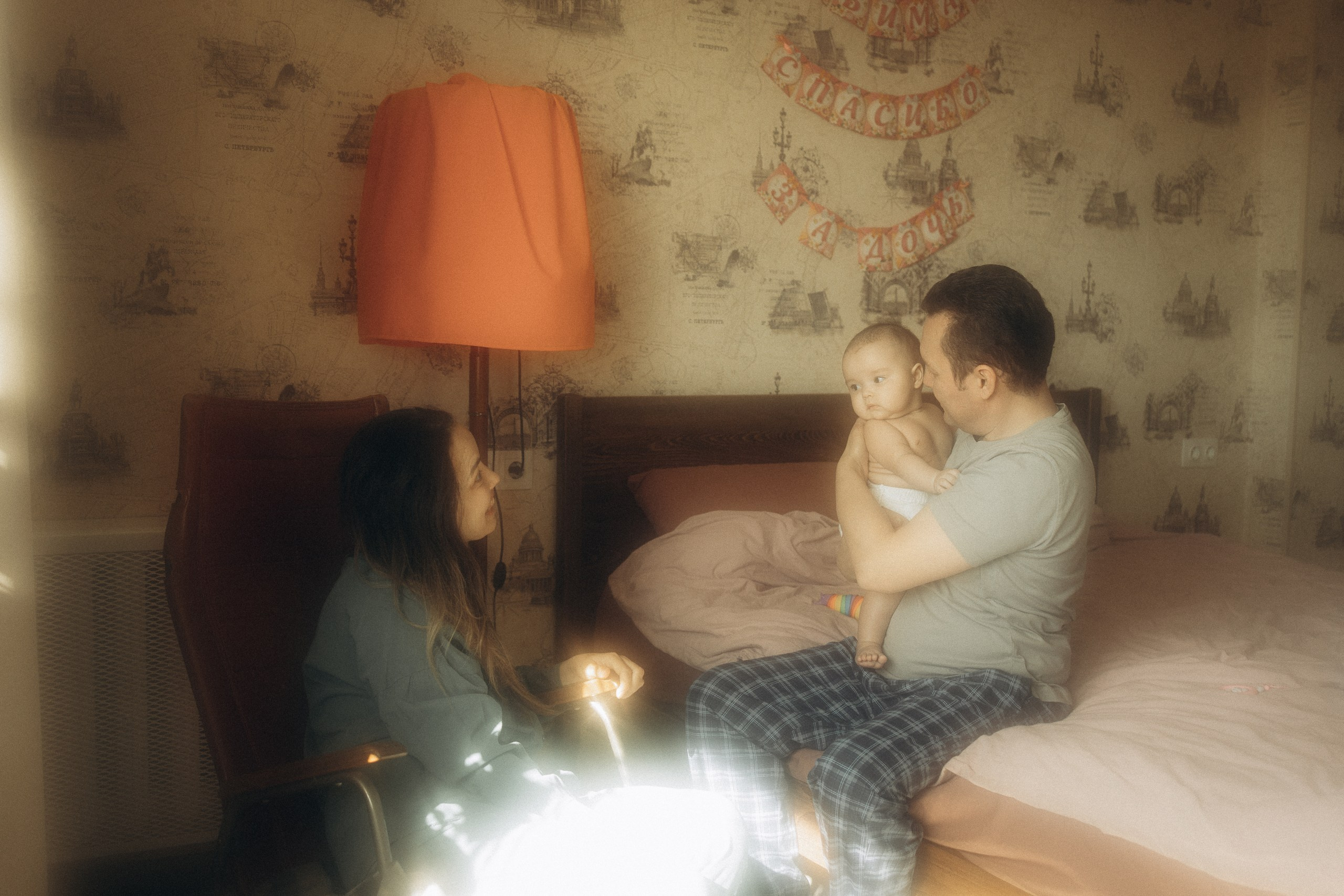 У Поли есть попугай Кеша, а ещё любящие мама с папой. Семейный фотограф Новосибирск Фотограф на выписку Новосибирск