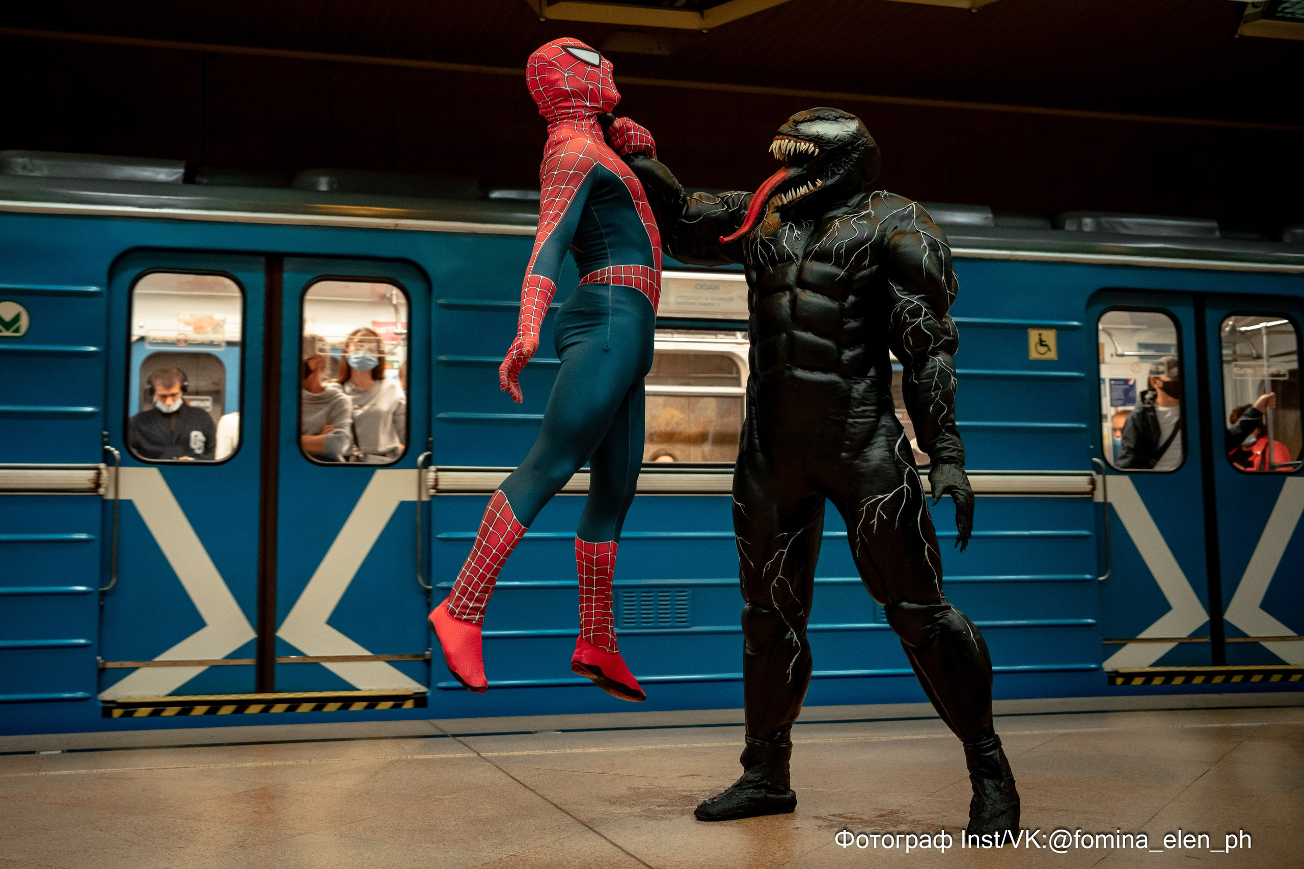 Человек паук и Веном в метро ЕКБ. Фомина Елена Свадебный и семейный фотограф