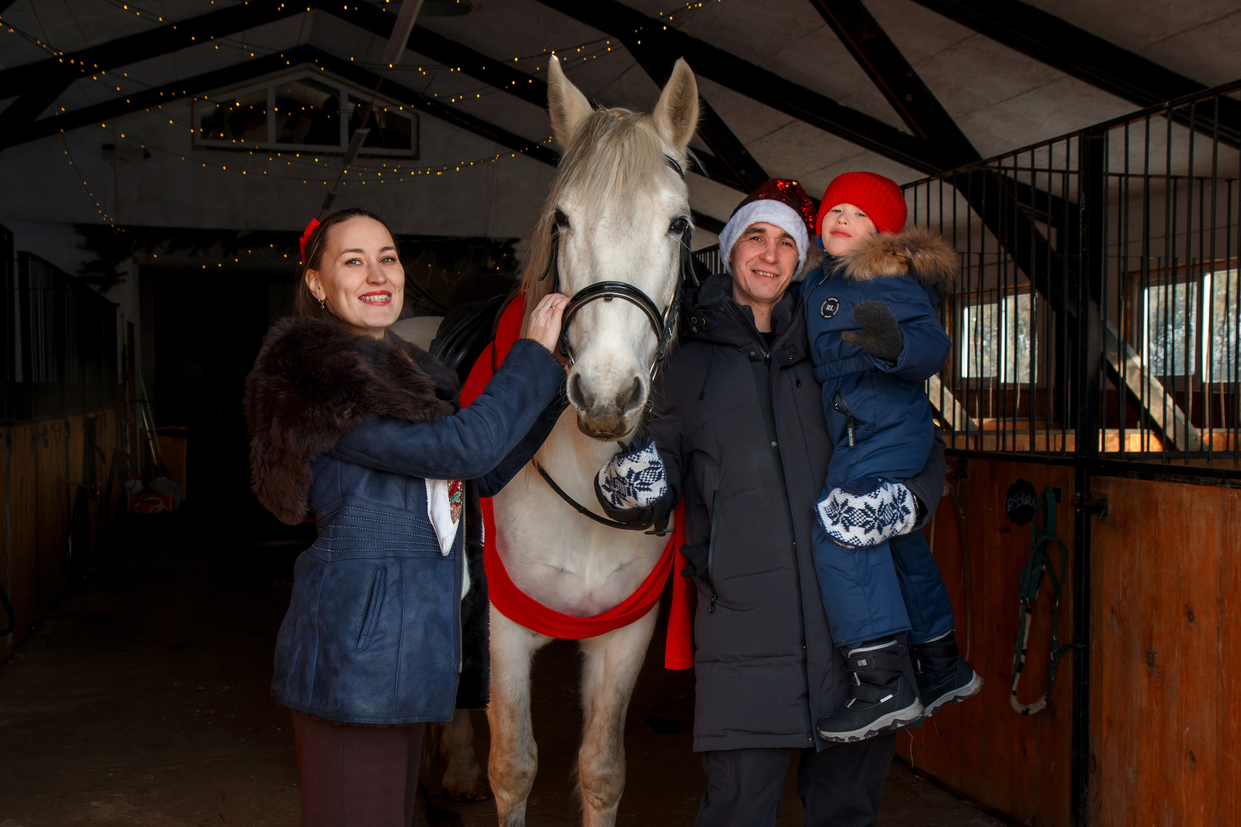 Анастасия с семьей. Участники «Новогоднего фотопроект с лошадью». Фотограф в Шелехове, лучшие выпускные альбомы в Шелехове