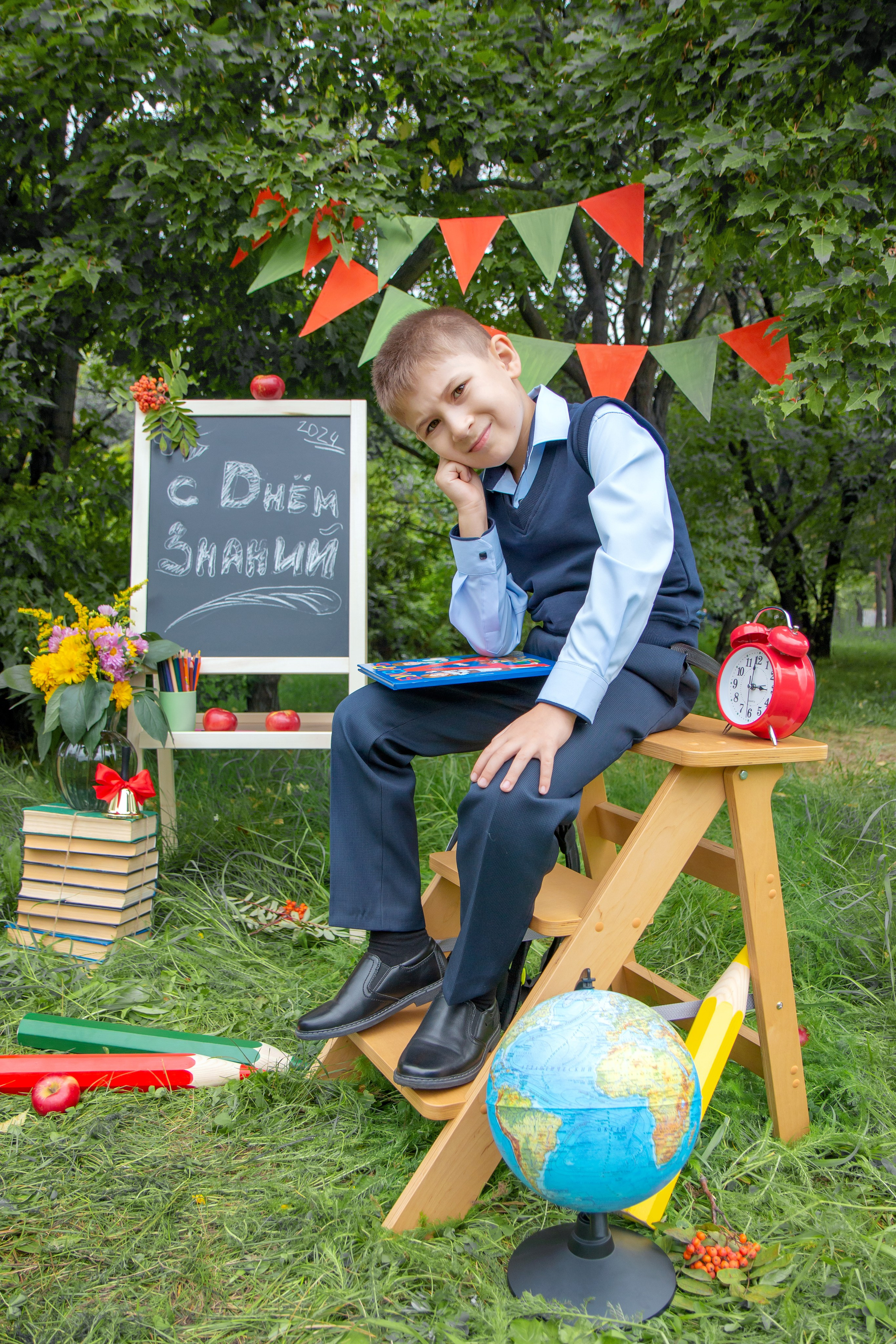 Школьная фотосессия на улице. Фотограф в Шелехове, лучшие выпускные альбомы в Шелехове