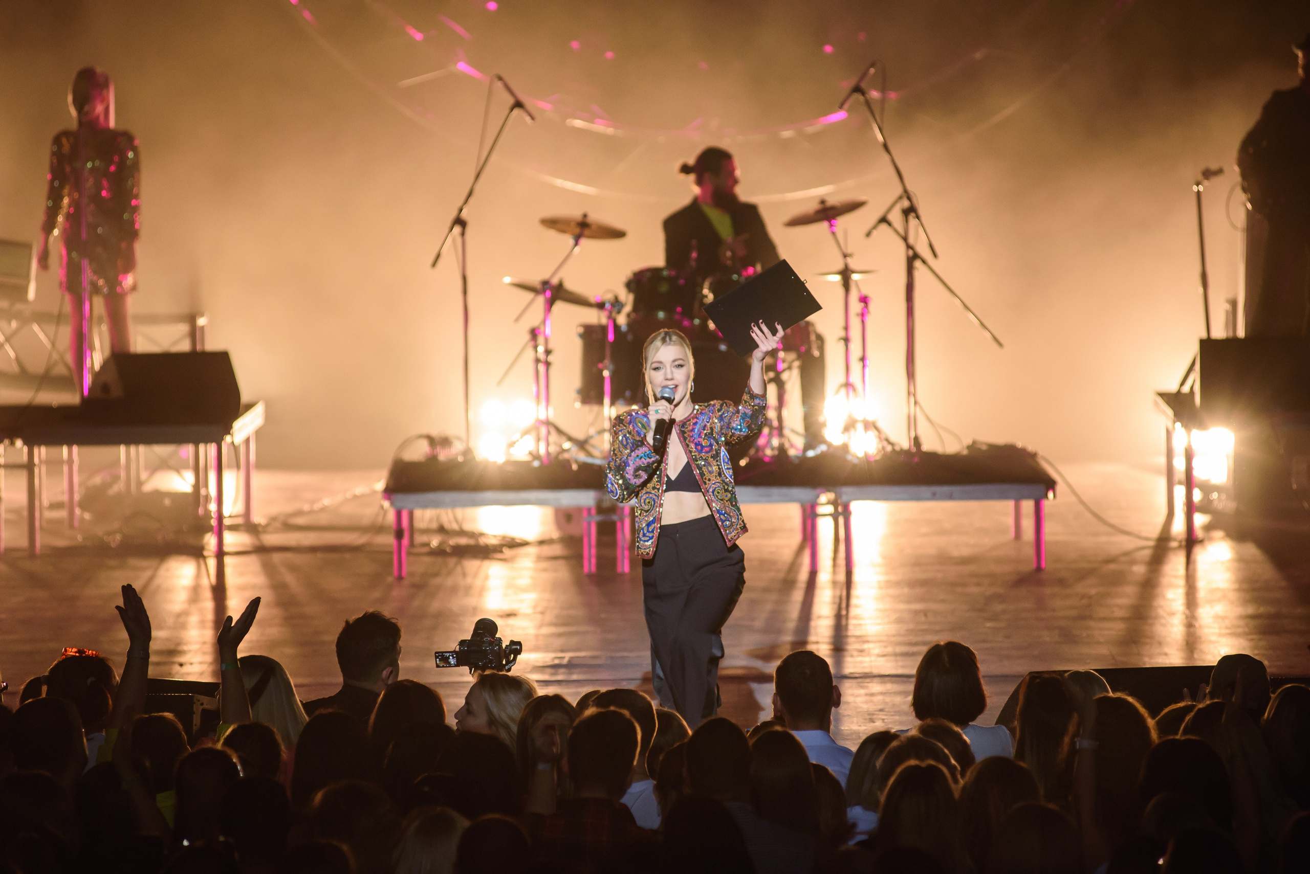 Дискотека 80-90-2000х — «Имена на все времена», Крокус Сити Холл. Бренд-фотограф для экспертов и блогеров в Москве Влада Горбовская