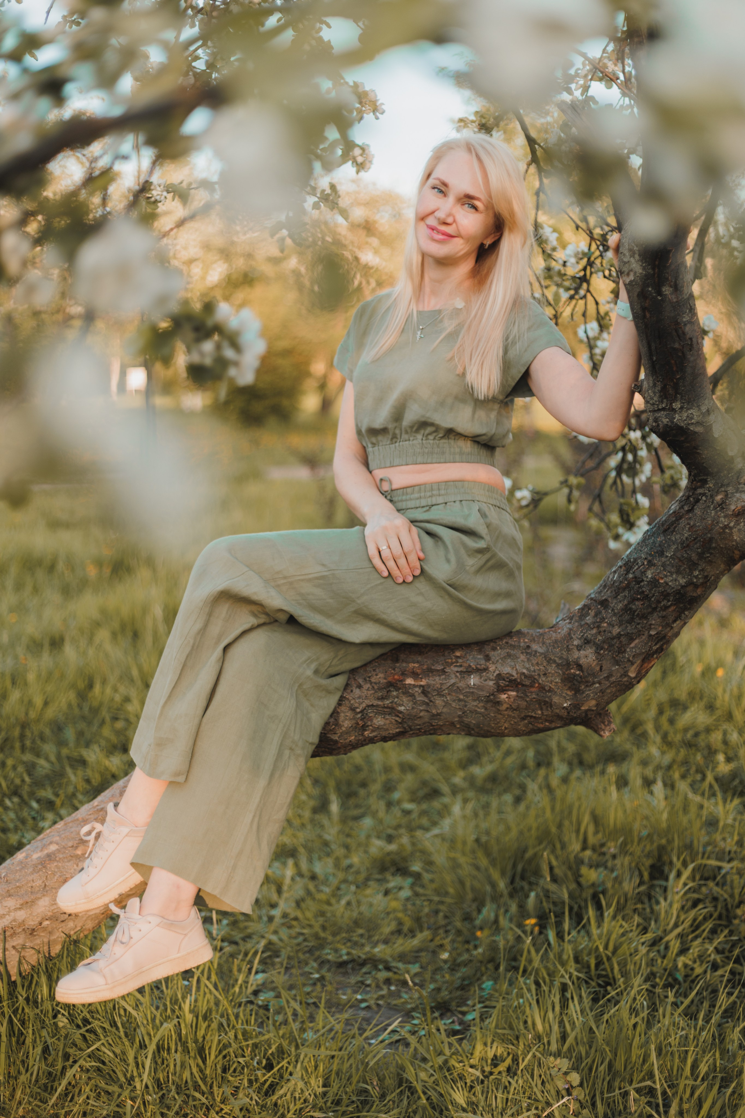 Елена, Маша и Александр_ белые яблони. Фотограф Анна Шубина