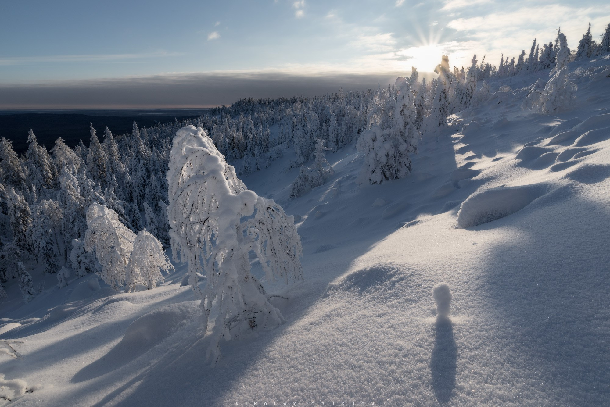 Зимний лес и солнце на горе Белая возле поселка Уралец.
