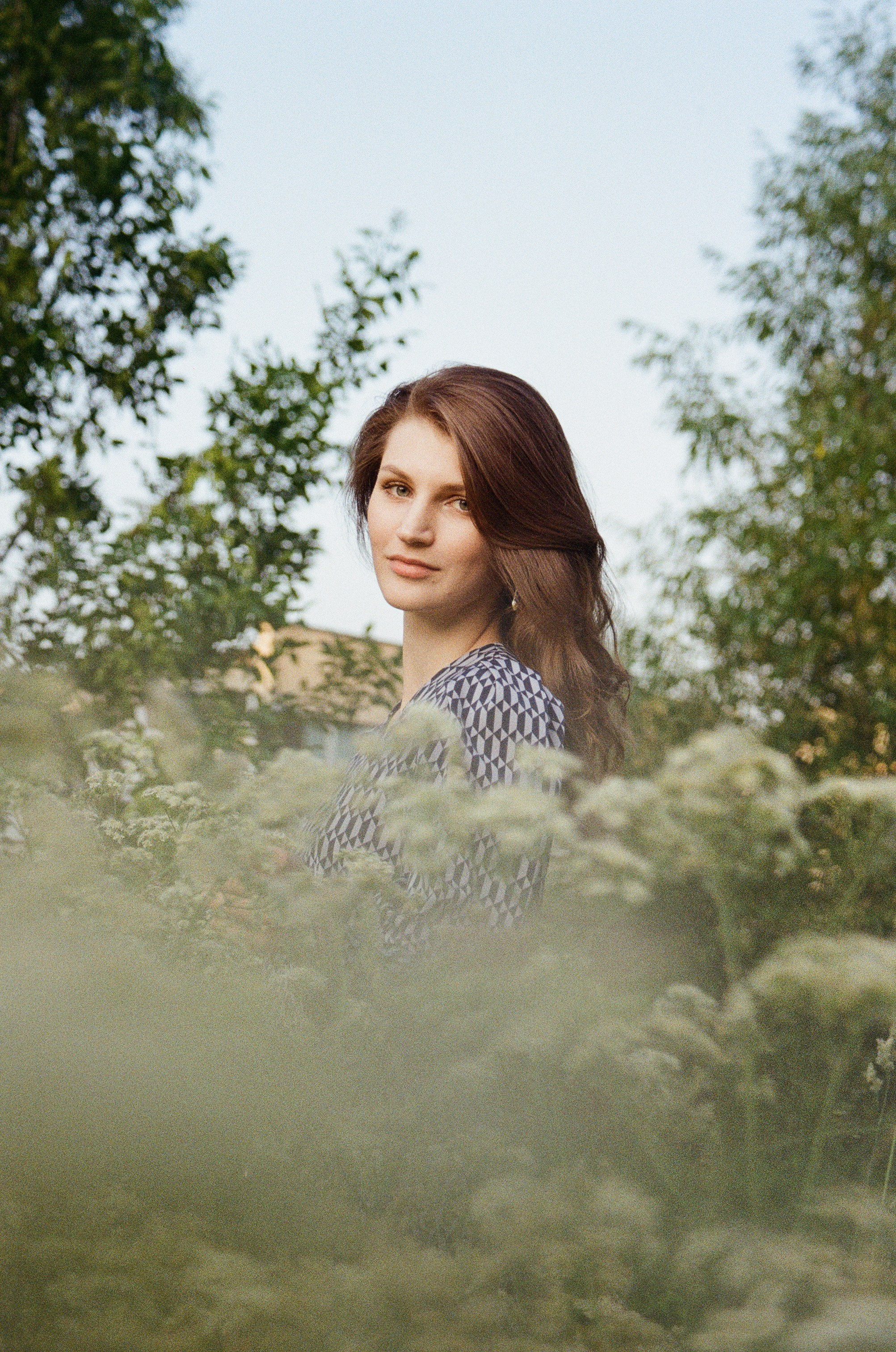 Портрет красивой девушки среди полевых цветов