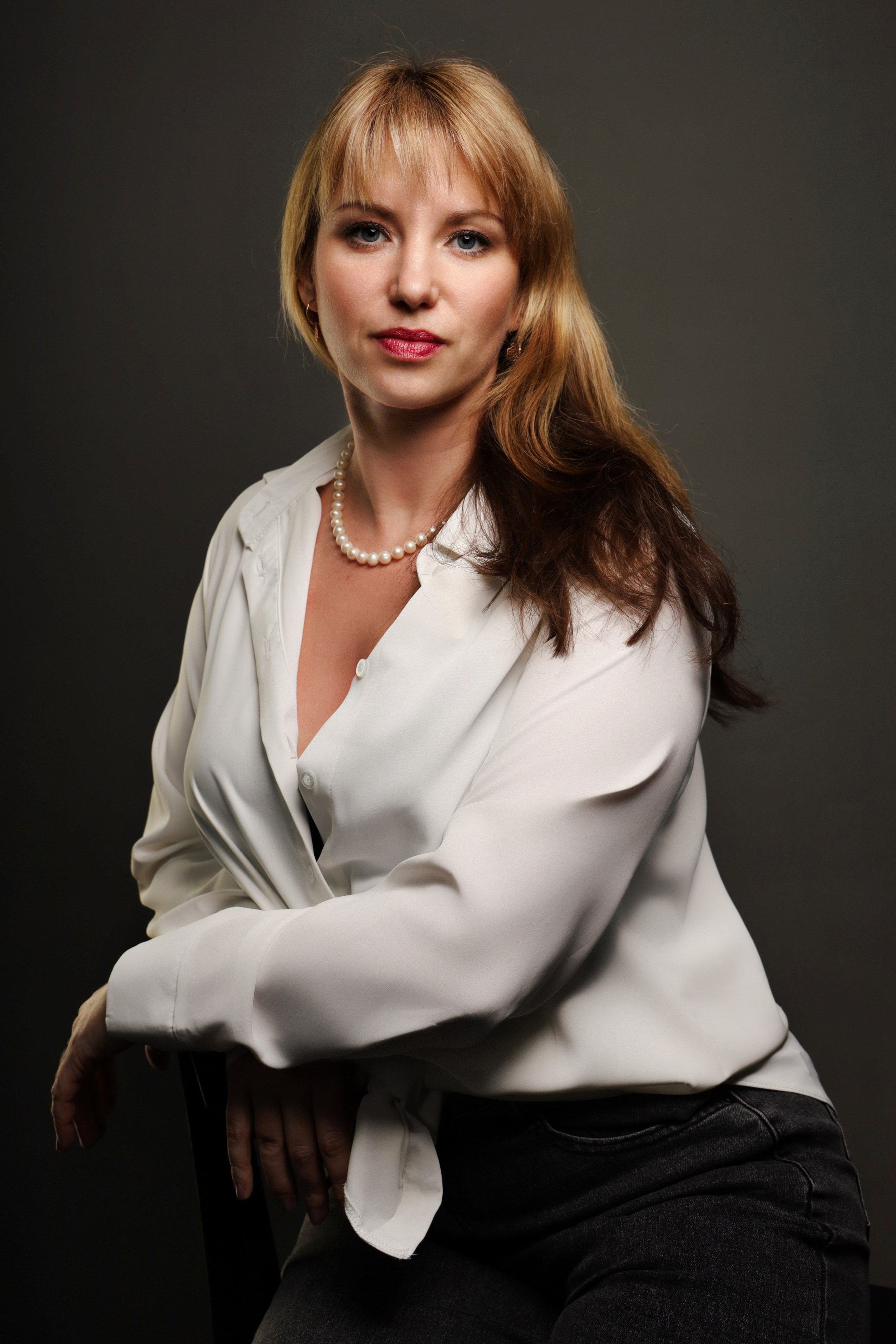 Сделать фото в деловом стиле Зеленограде, бизнес портрет, деловой портрет, фото для резюме. Фото на документы в Зеленограде. Фото на паспорт. Портретная фотостудия ЛукБук. Деловой портрет. Семейный портрет. Предметная фотосъемка