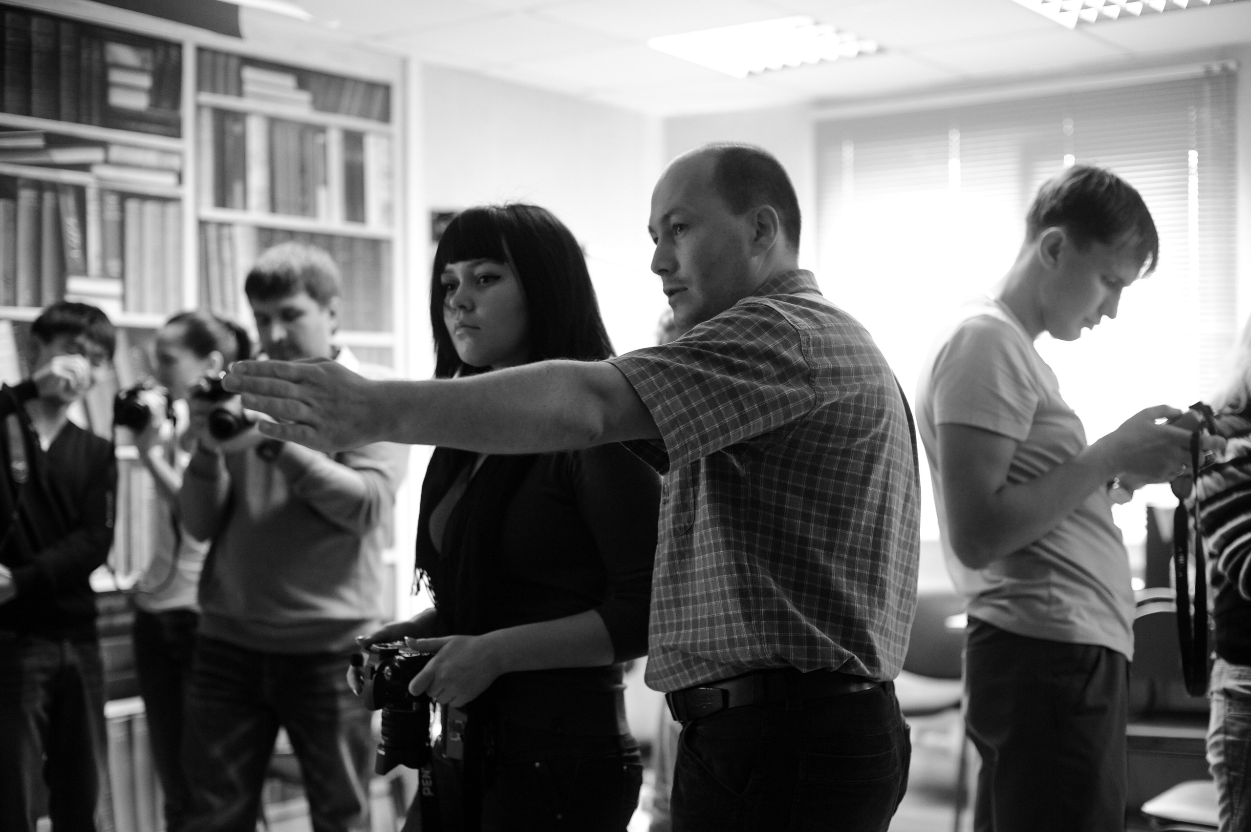 Преподаватель помогает в затруднительных ситуациях.