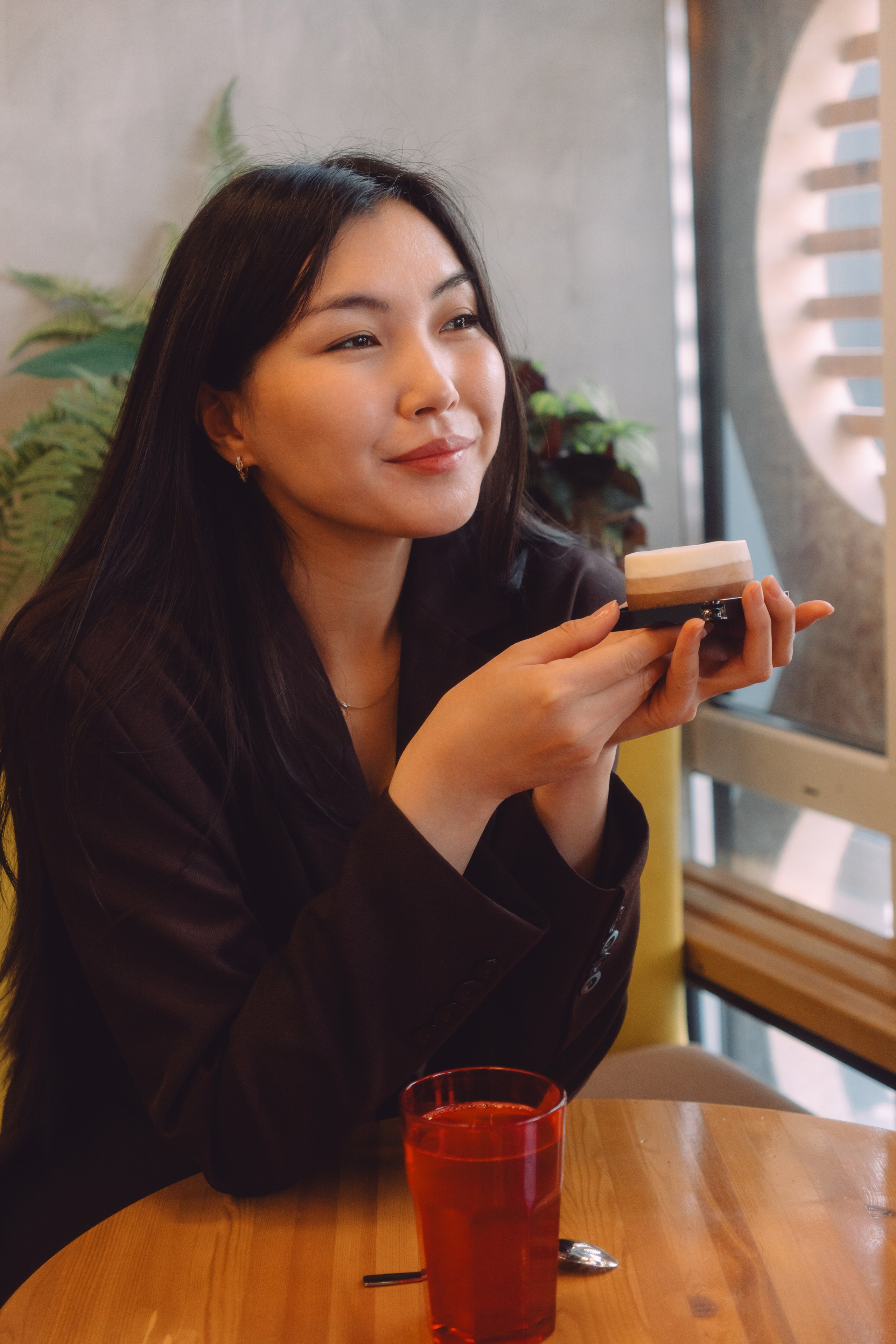 Девушка в кафе. Фотограф Якутск Зоя Николаева