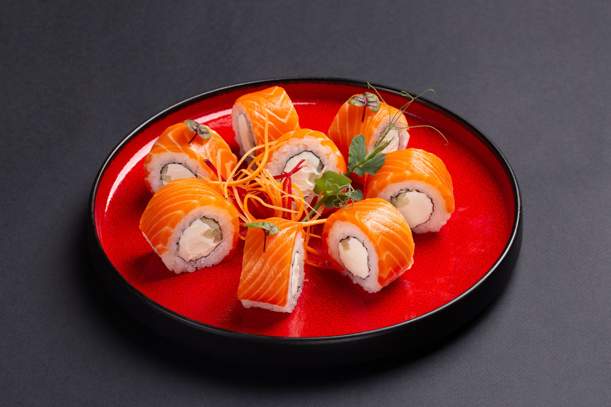 Съемка роллов в Сочи, фудфотограф в Сочи, роллы на тарелке