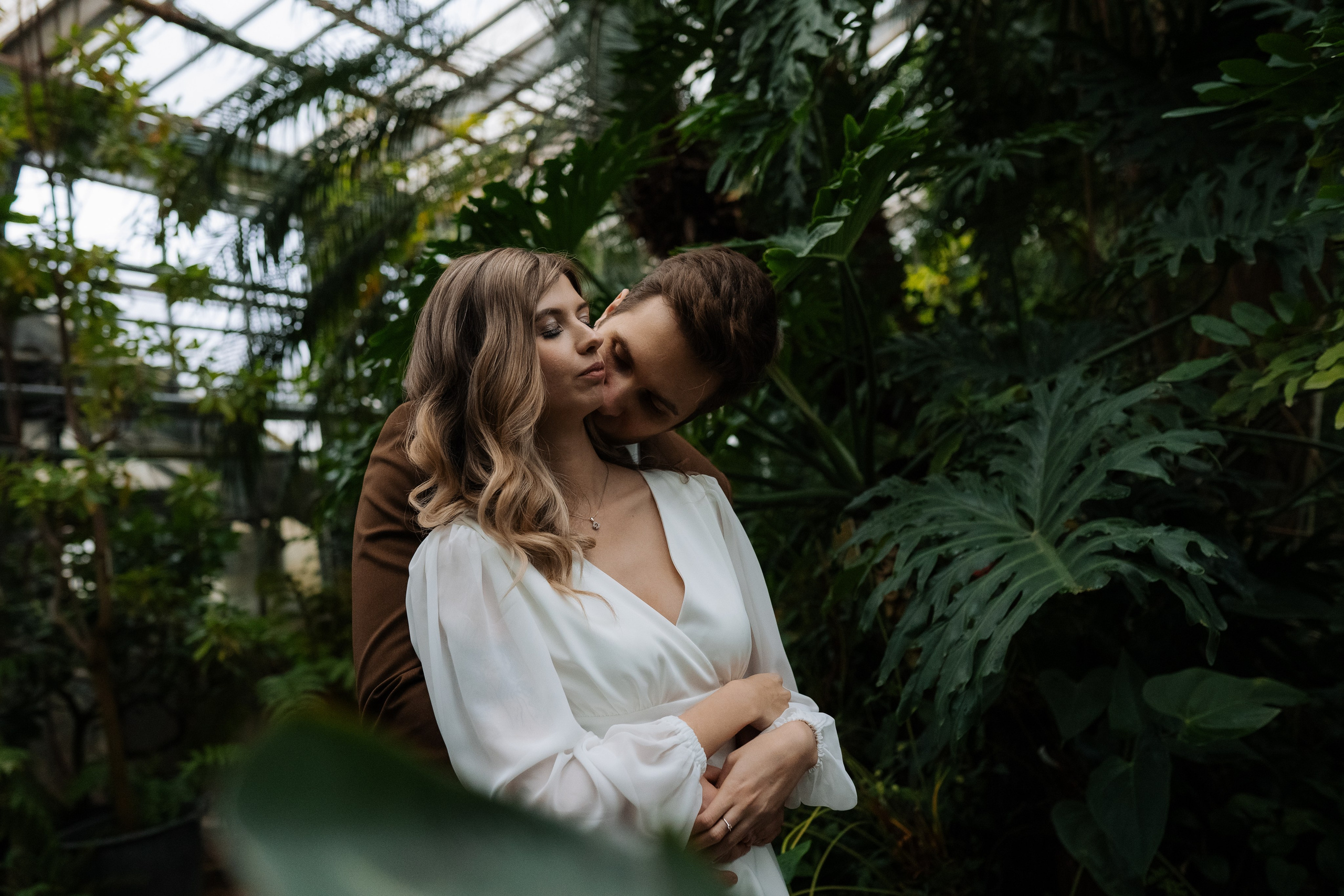 Свадебная фотосессия в оранжерее, Москва. Свадебный фотограф в Москве Анна Полушина