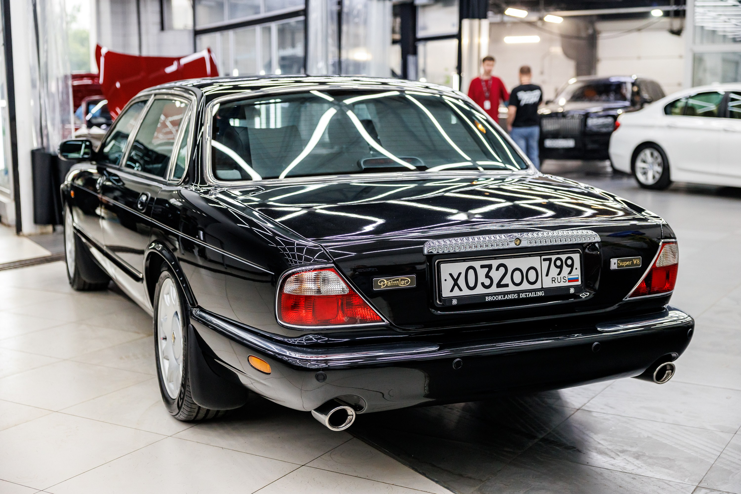 Автомобильная фотографии Daimler Xj8 после работ в Brooklands