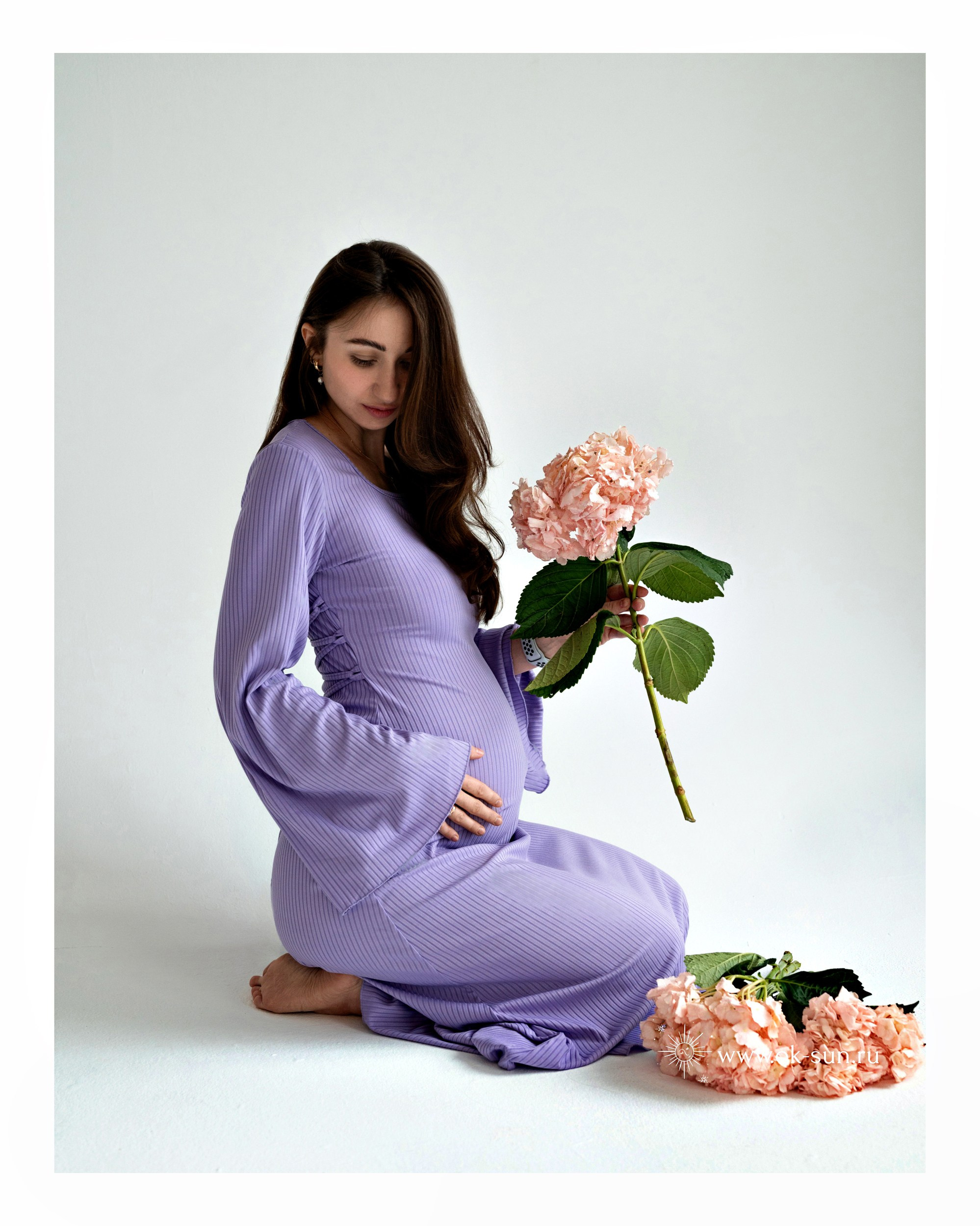 Фотосессия беременности с гортензиями в студии