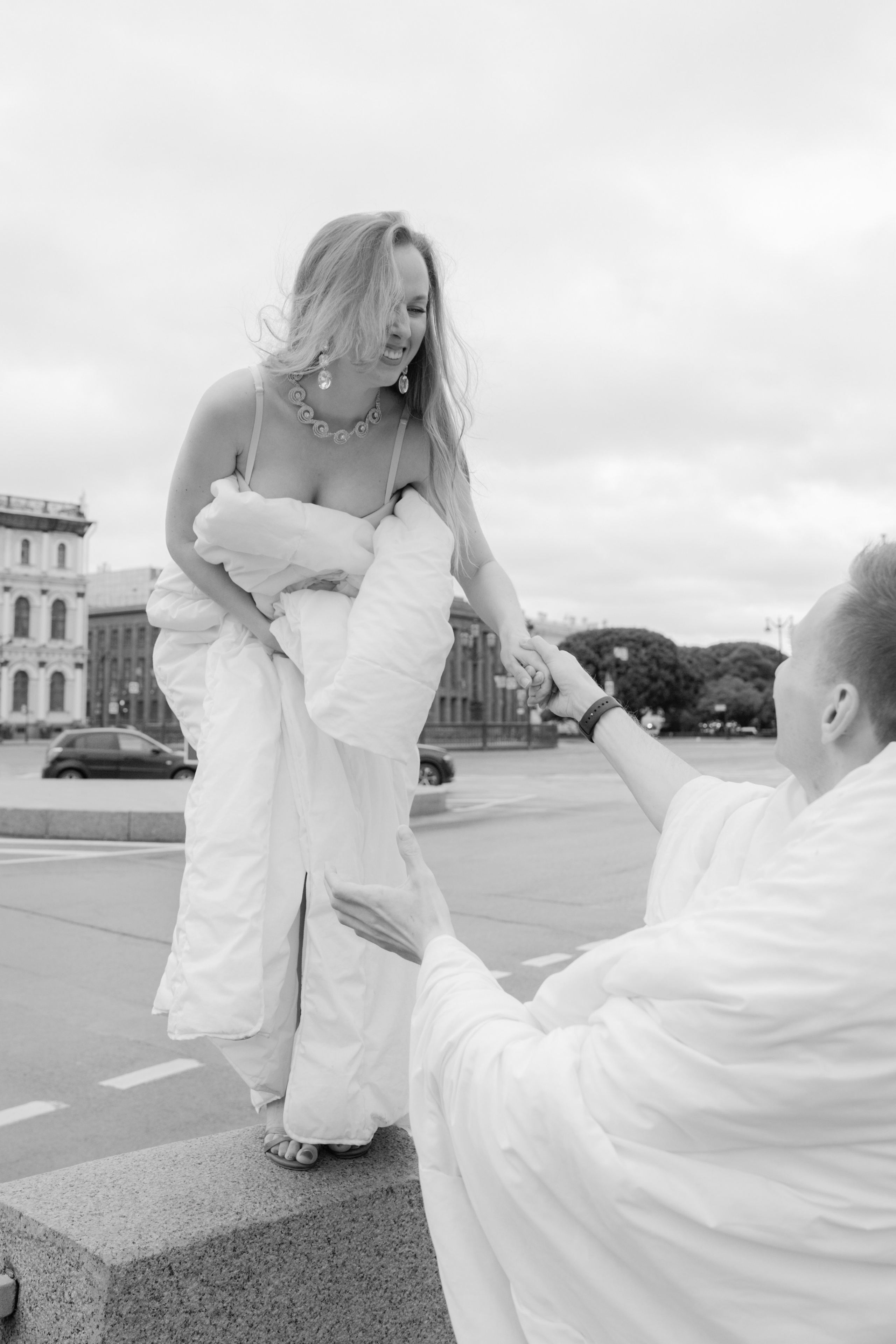 Лавстори прогулка в одеялах по ночному городу летом в Санкт-Петербурге. Фотограф в Санкт-Петербурге Вагнер Юлия