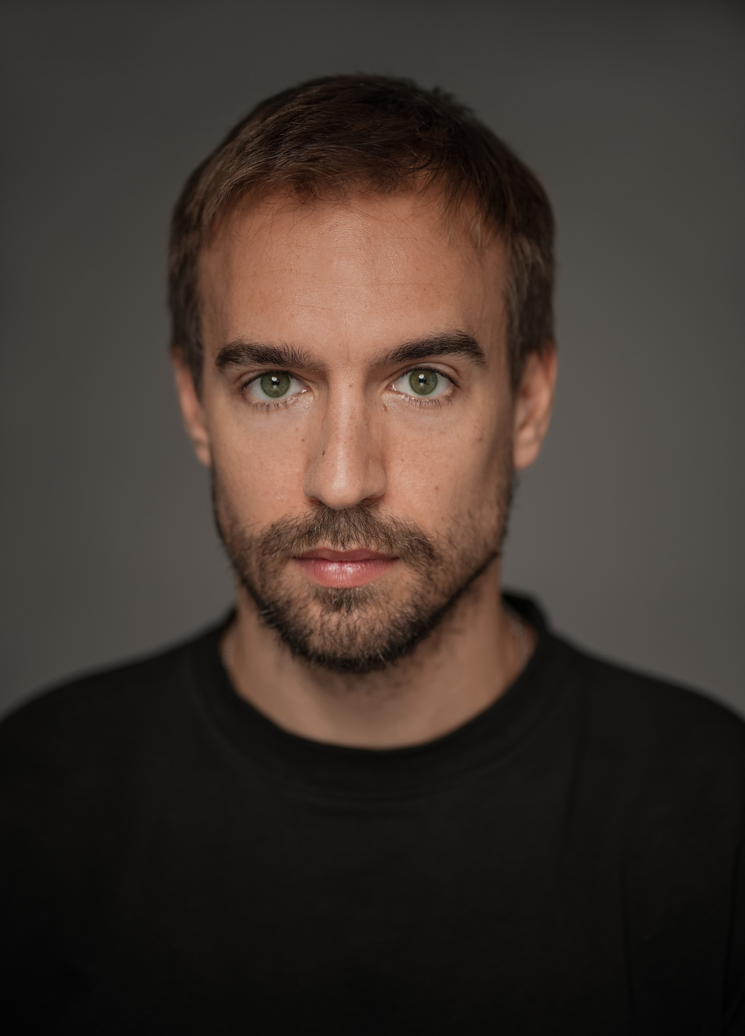 Актер Петр Романов. Портретная съемка в Москве, студийный фотограф Игорь Фомин