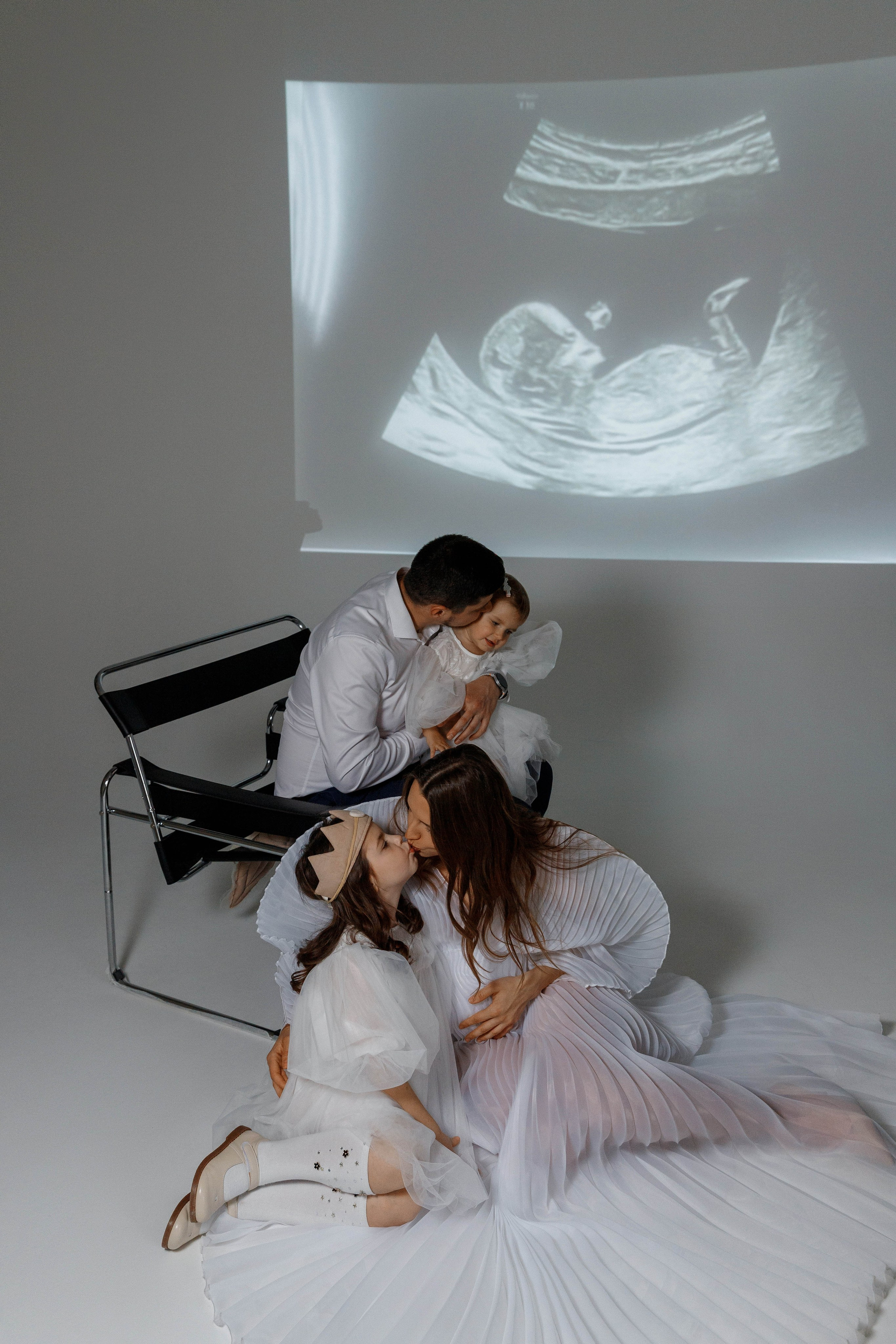 Фотосессия беременности в студии с проектором. Фотограф Александра Сыщенко