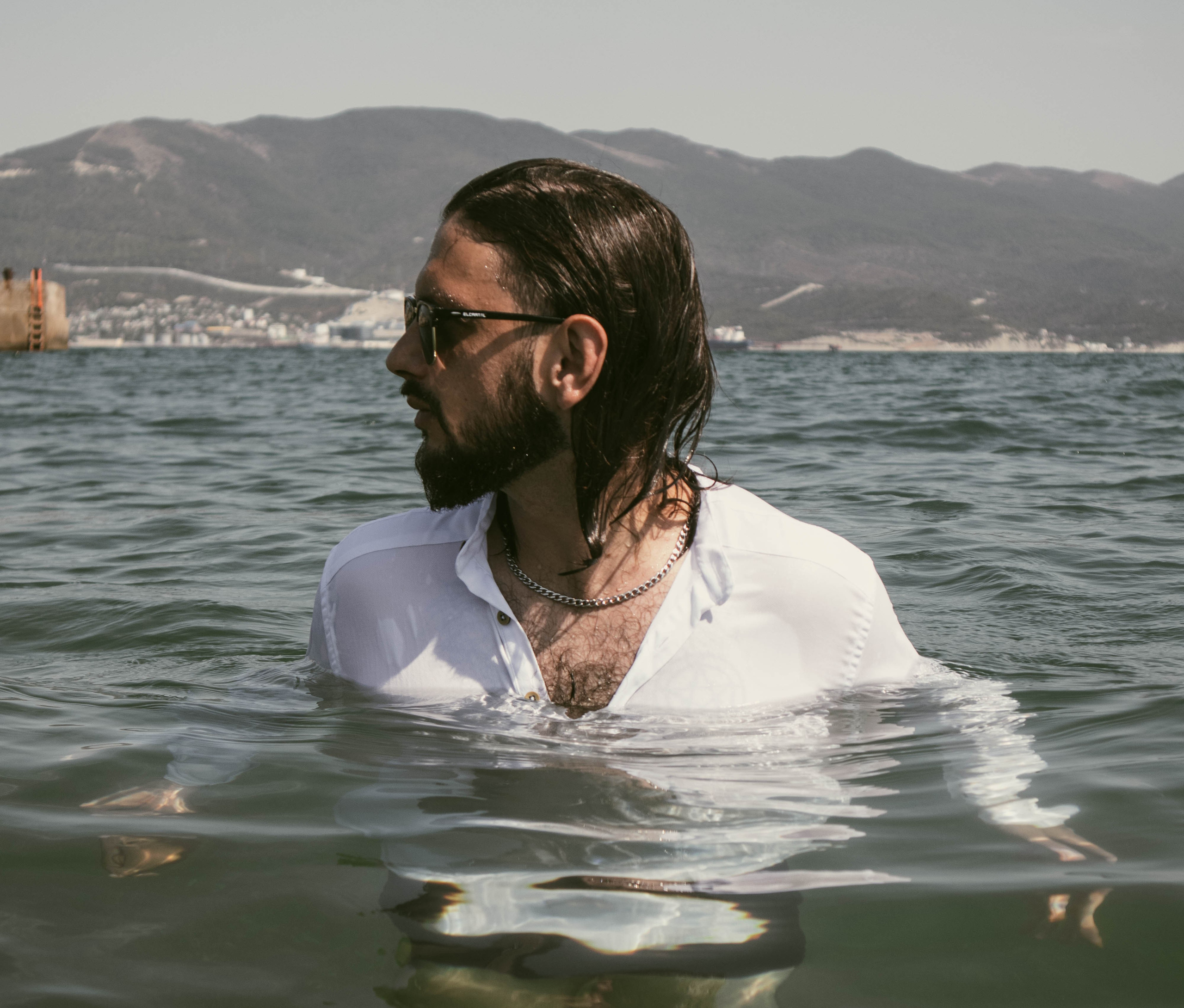 «Шаги по волнам: берег мечты». Уличный фотограф Города N