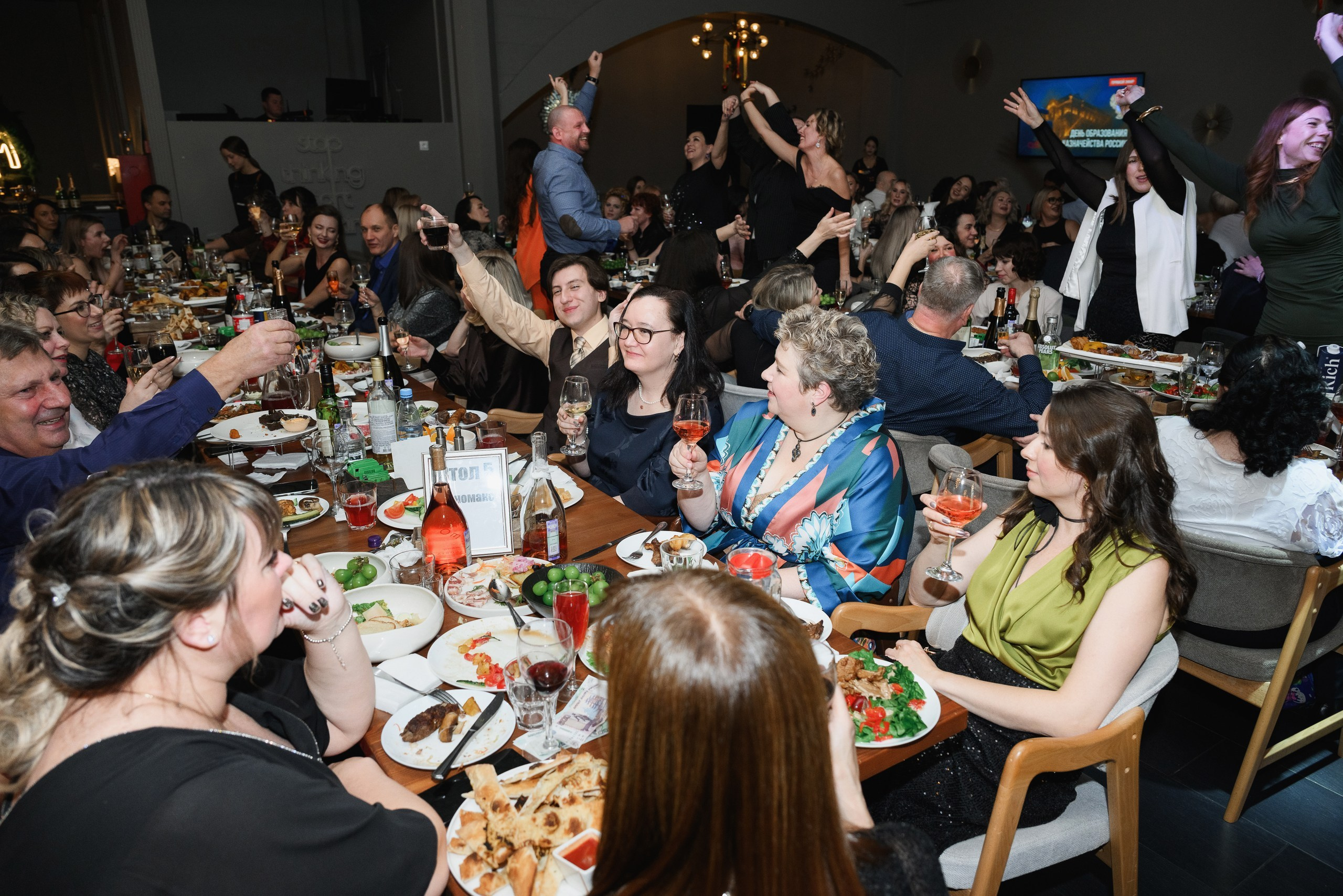 Профессиональная фотосъемка корпоратива в кафе в Петропавловске-Камчатском. Фотограф на корпоратив в кафе в Петропавловске-Камчатском запечатлеет живые эмоции и атмосферу праздника. Яркие и естественные фото с корпоративного мероприятия в кафе в Петропавловске-Камчатском. Цены и услуги на фотосъемку корпоратива в Петропавловске-Камчатском.