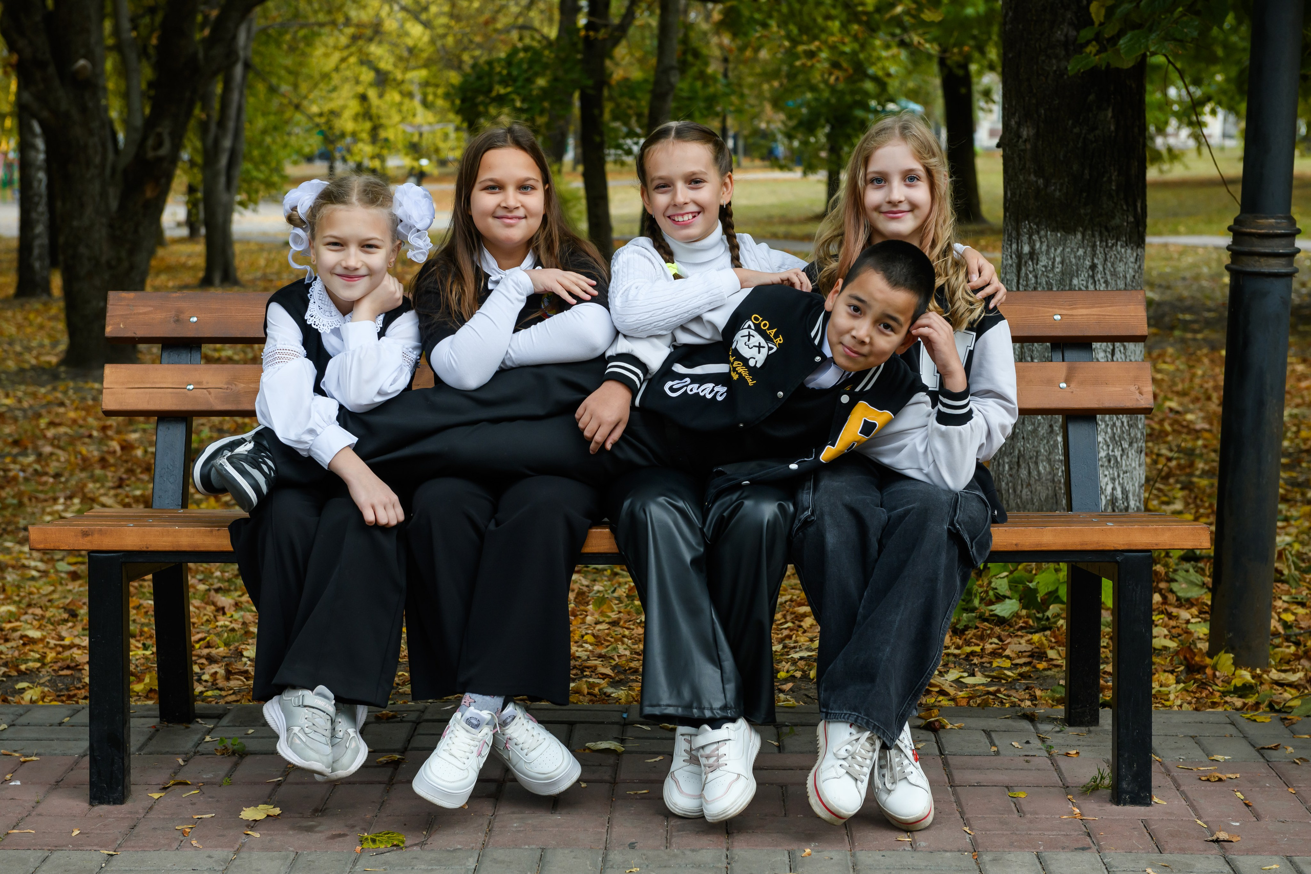 Четвероклассники позируют для школьного альбома. Выпускные альбомы в Курске