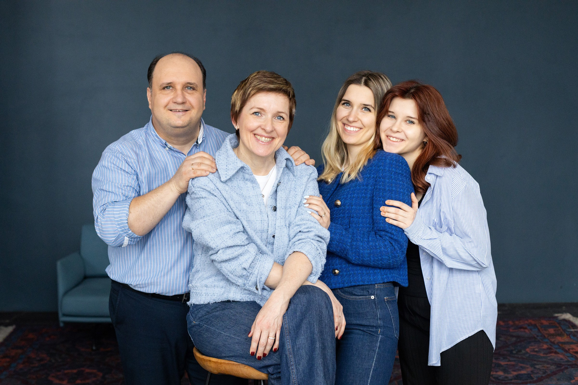 Дружная семья, студия. Семьи, портреты, школьные съемки. Фотограф Лагутина Елена. Москва